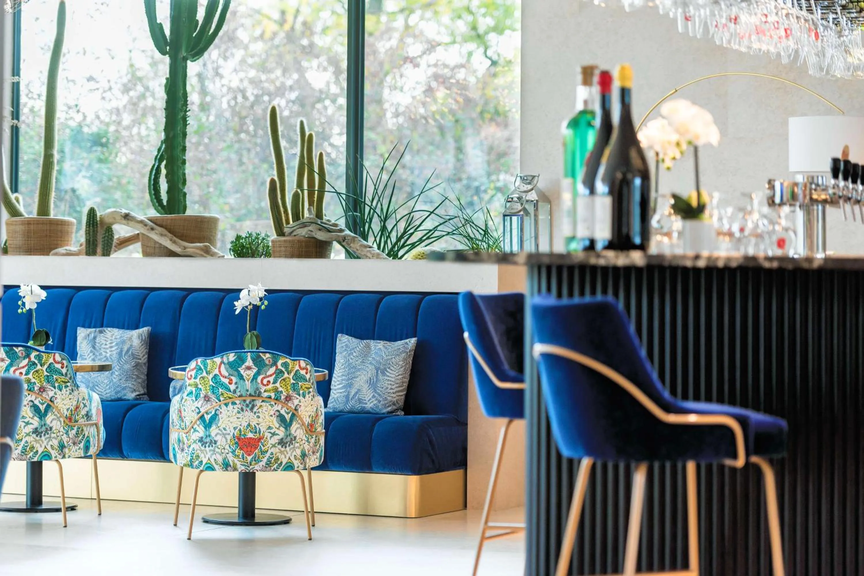 Lounge or bar in GOLDEN TULIP LYON OUEST TECHLID Hotel & Spa