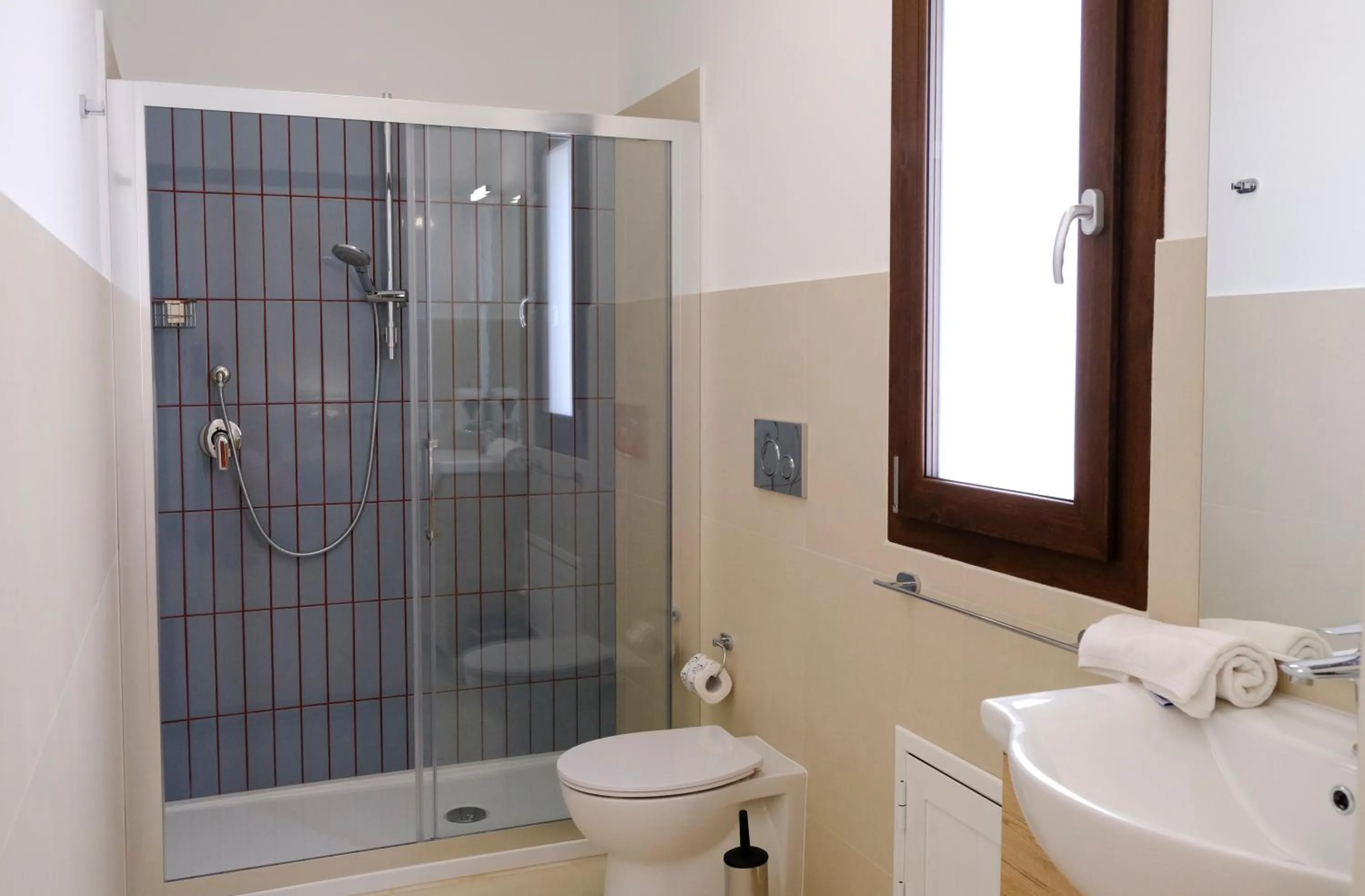 Shower in SOL Y MAR Camere e Appartamenti