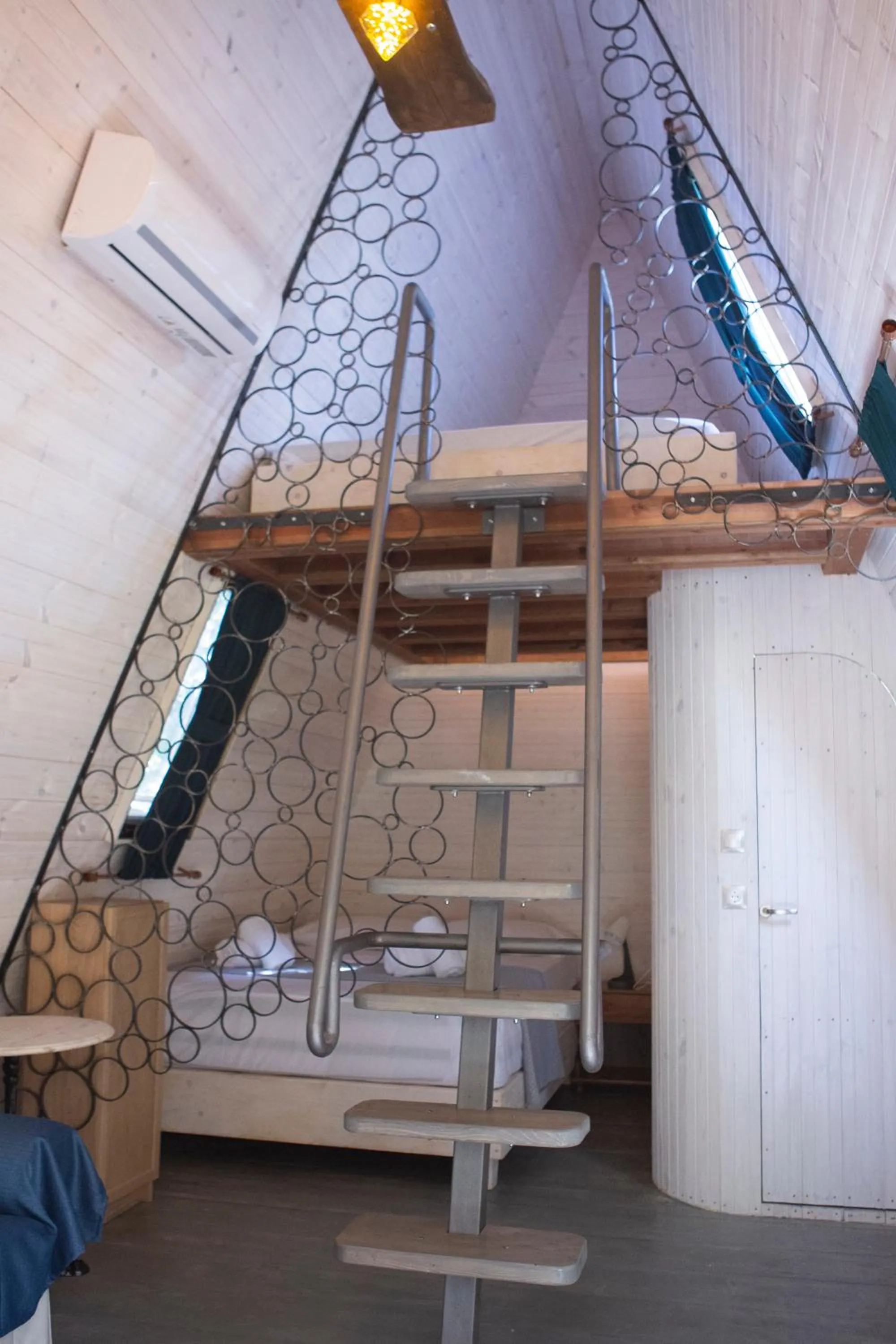 Bed in Captain Ikaros