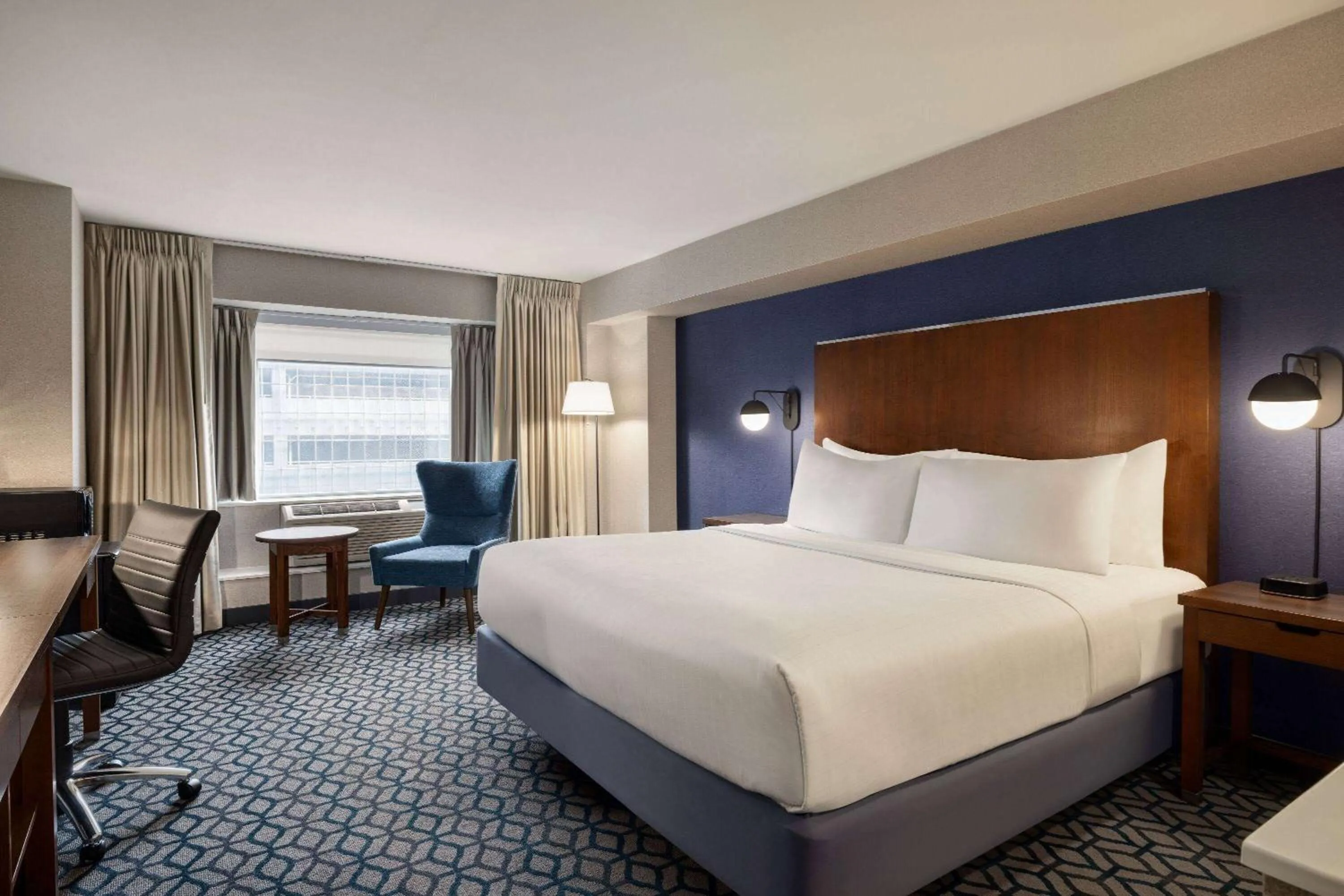 Photo of the whole room, Bed in Wyndham Grand Fallsview Hotel