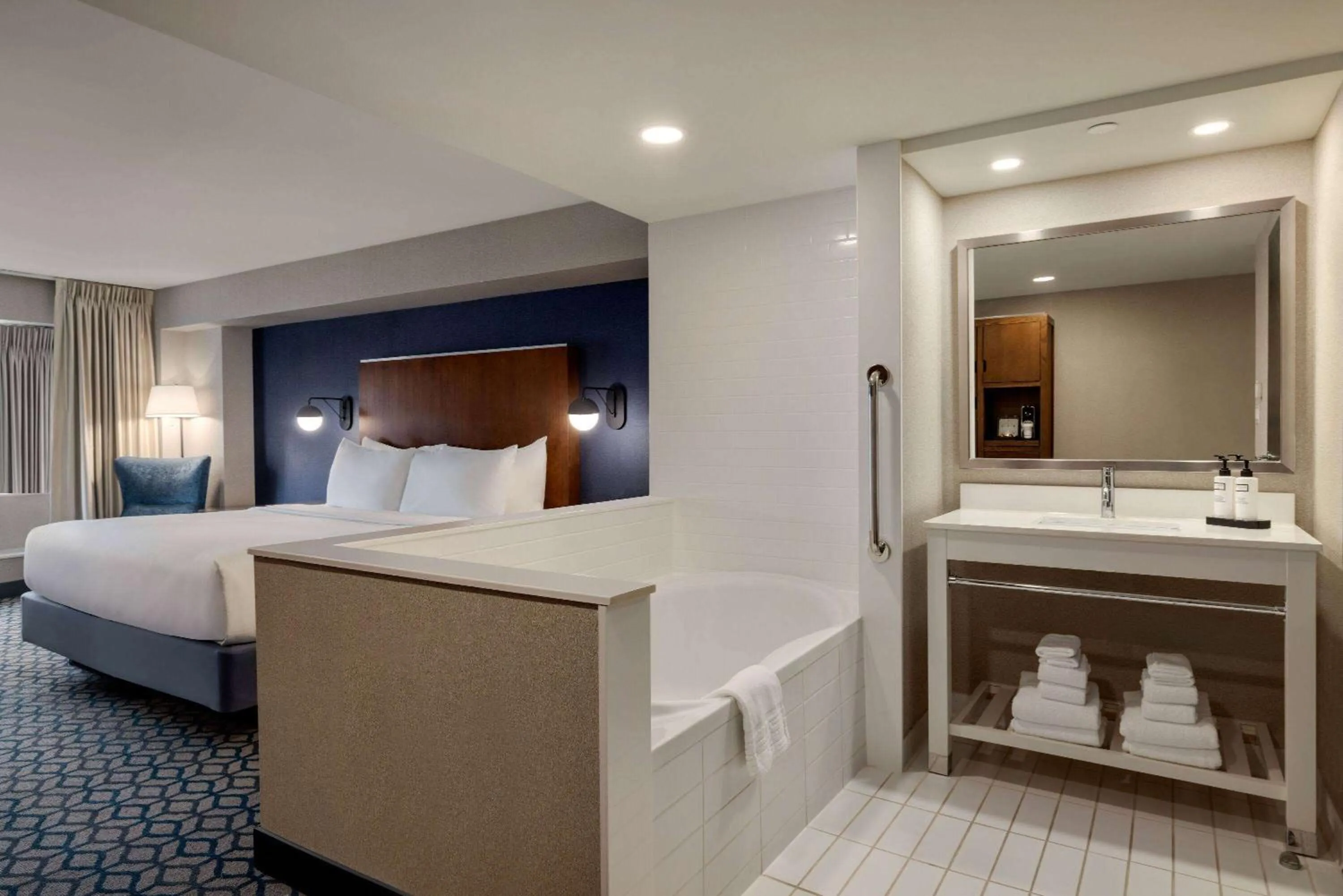 Photo of the whole room, Bed in Wyndham Grand Fallsview Hotel