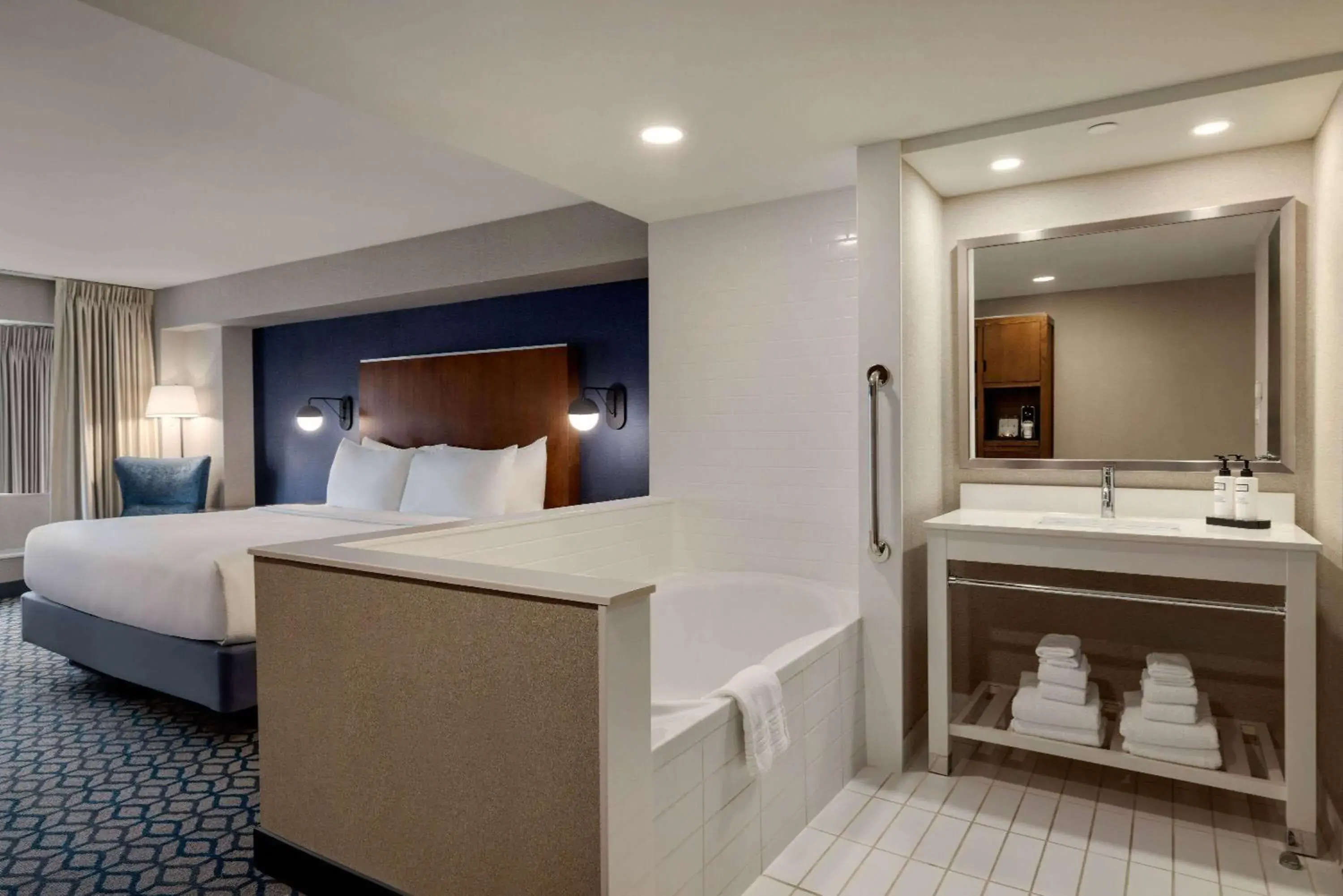 Photo of the whole room, Bed in Wyndham Grand Fallsview Hotel Photo of the whole room, Bed in Wyndham Grand Fallsview Hotel