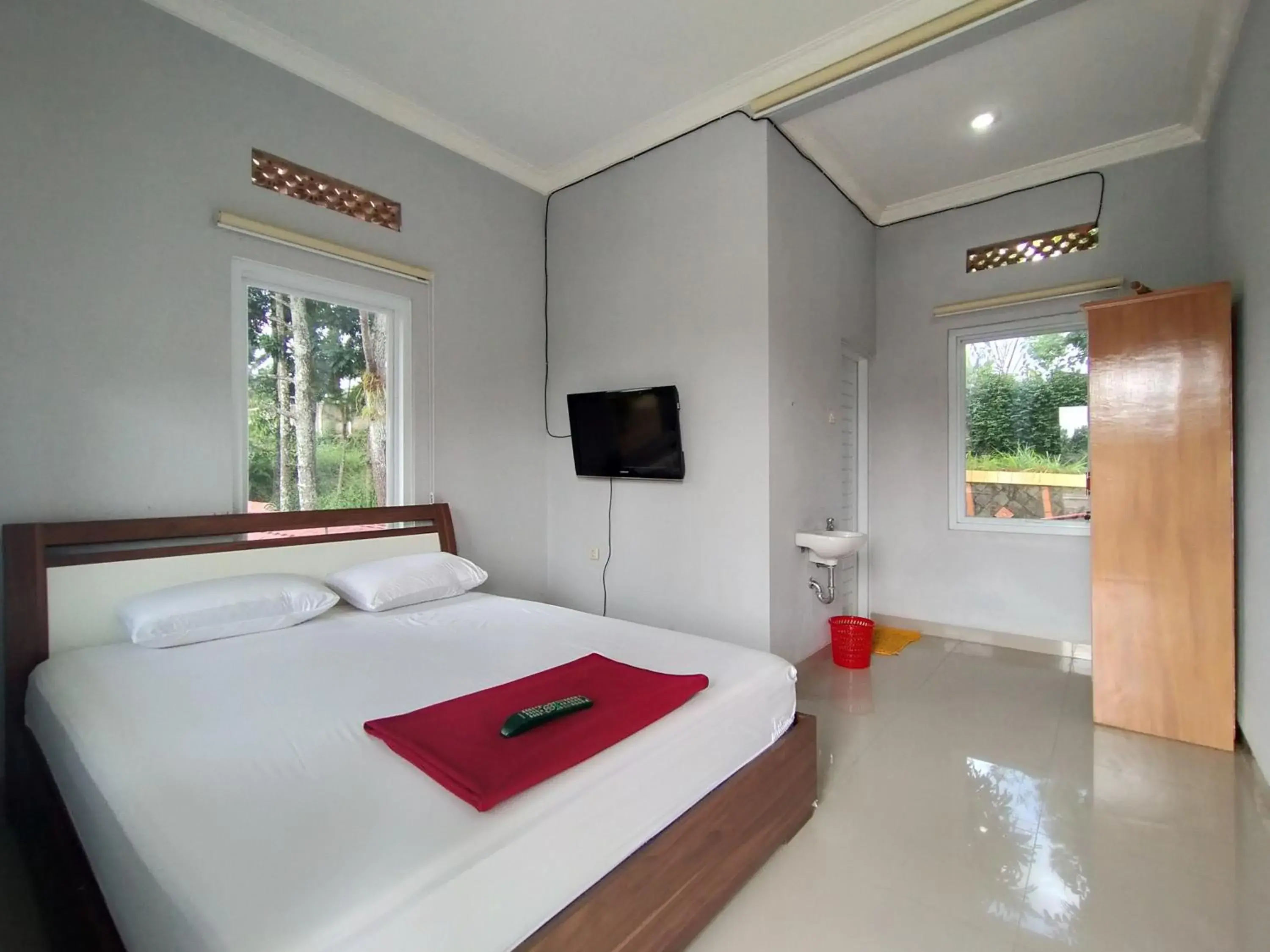 Bed in Villa Batu Tua Puncak Mitra RedDoorz Bed in Villa Batu Tua Puncak Mitra RedDoorz