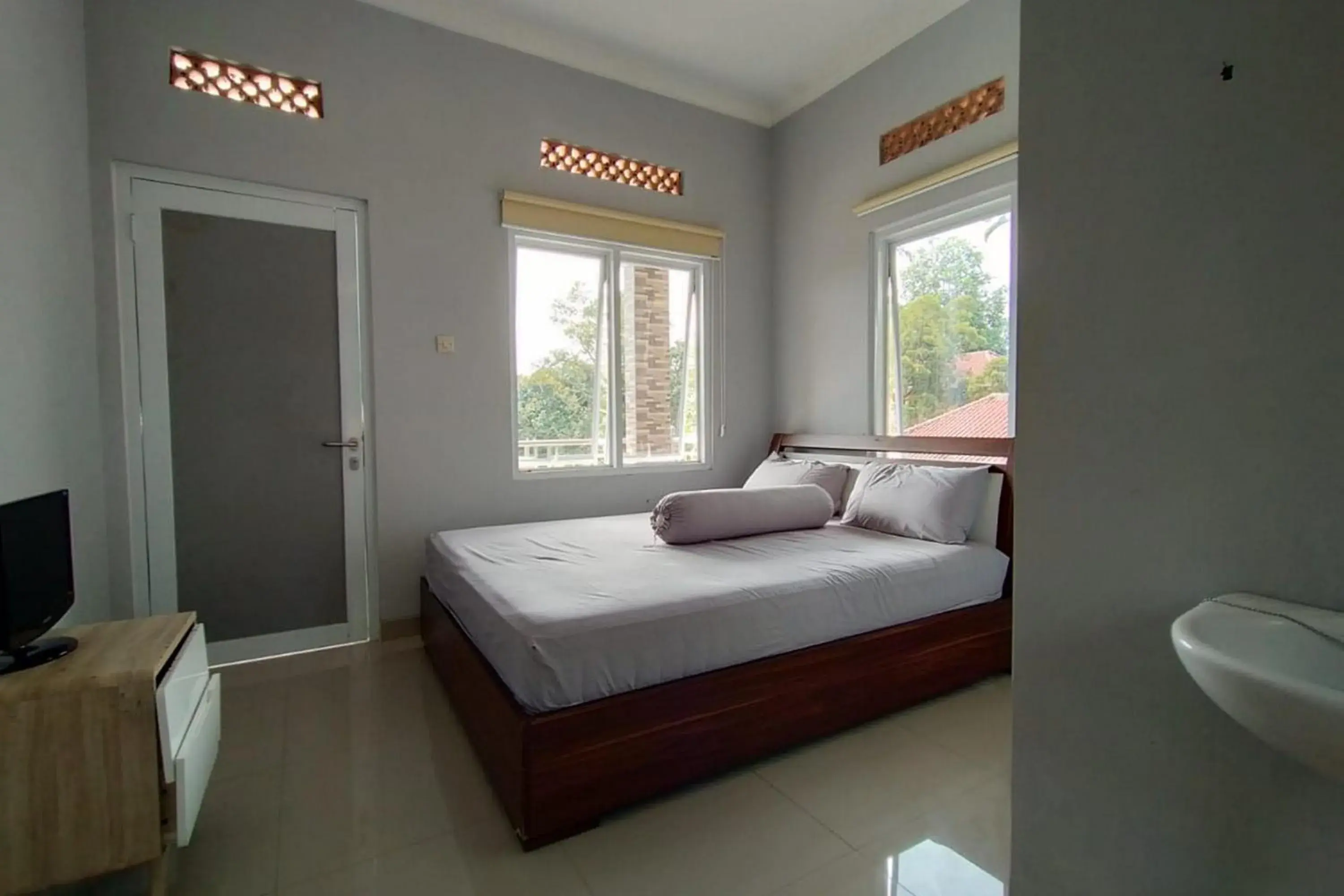 Bed in Villa Batu Tua Puncak Mitra RedDoorz Bed in Villa Batu Tua Puncak Mitra RedDoorz