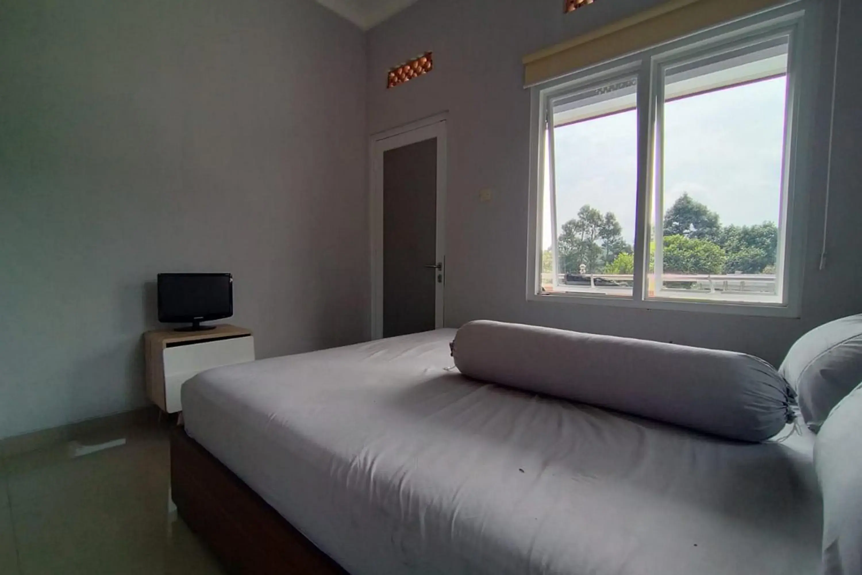 Facade/entrance, Bed in Villa Batu Tua Puncak Mitra RedDoorz Facade/entrance, Bed in Villa Batu Tua Puncak Mitra RedDoorz