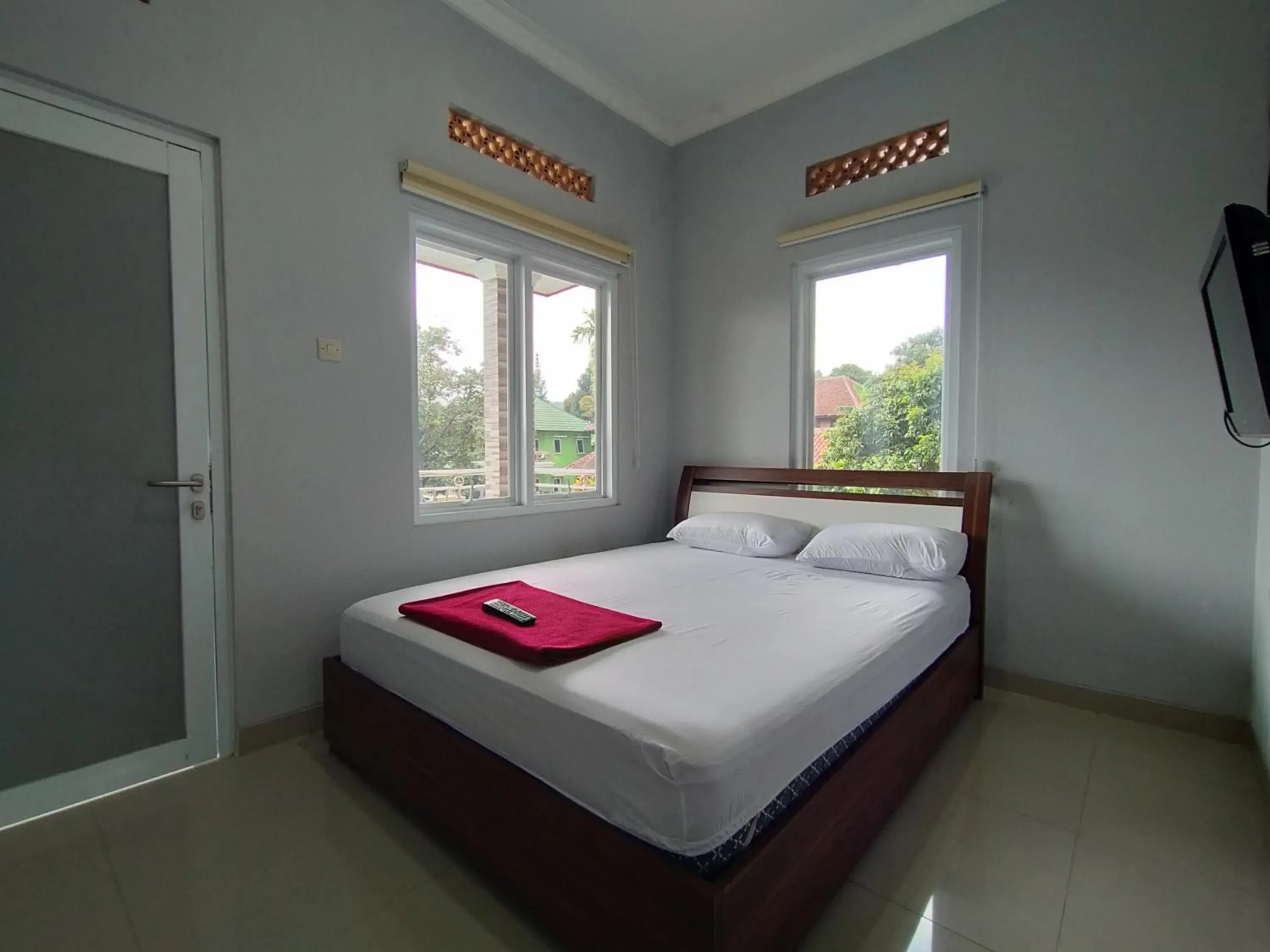 Bed in Villa Batu Tua Puncak Mitra RedDoorz Bed in Villa Batu Tua Puncak Mitra RedDoorz