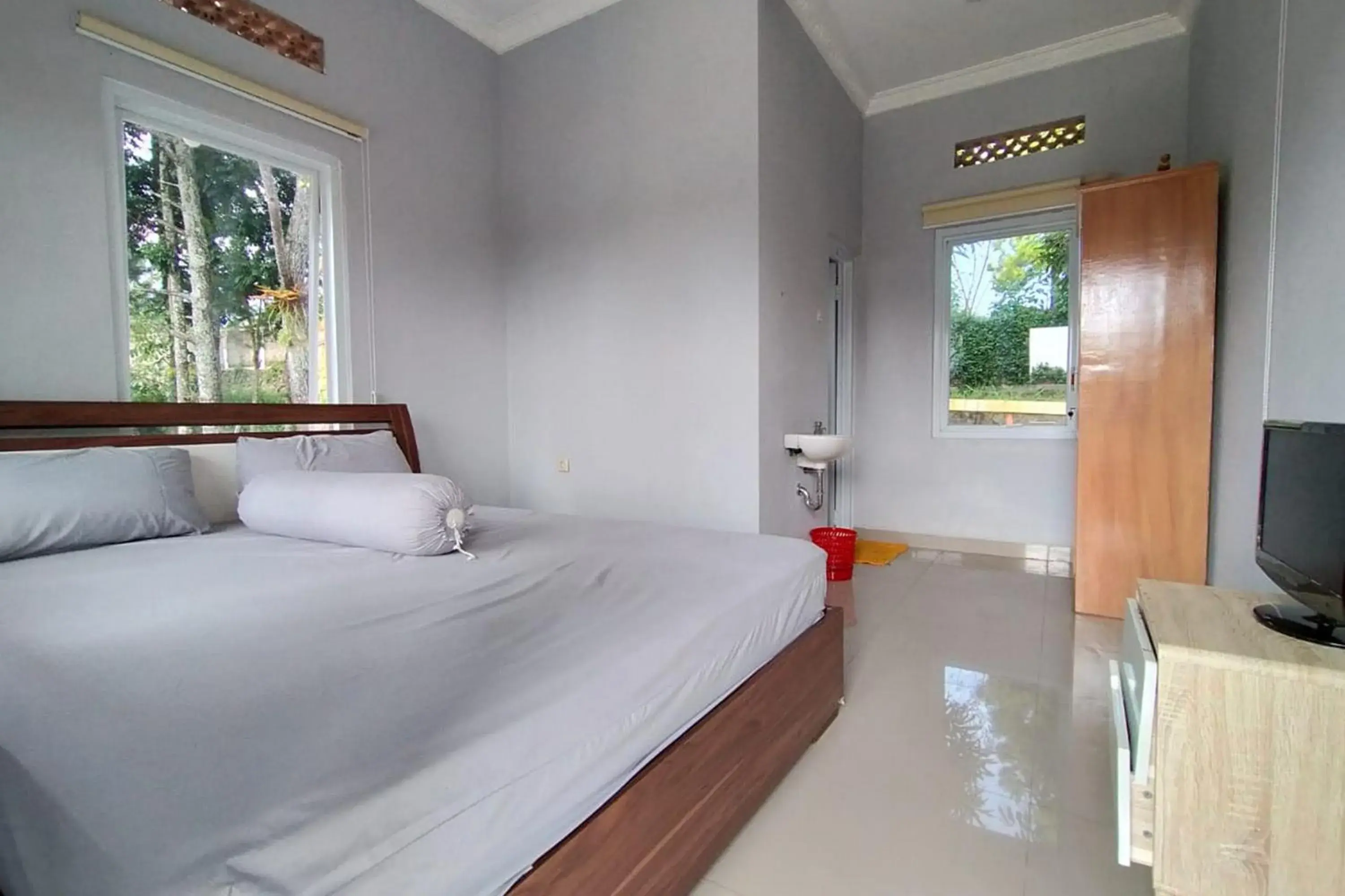Bed in Villa Batu Tua Puncak Mitra RedDoorz Bed in Villa Batu Tua Puncak Mitra RedDoorz