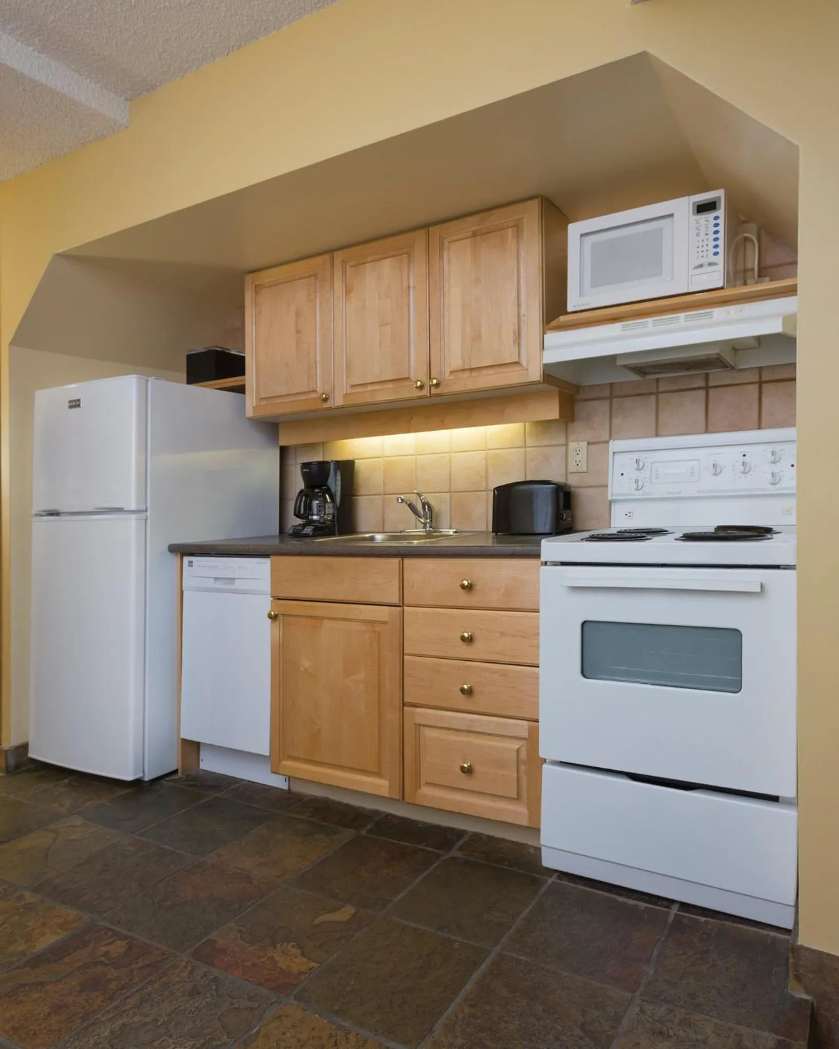 Kitchen or kitchenette in Mountainside Lodge