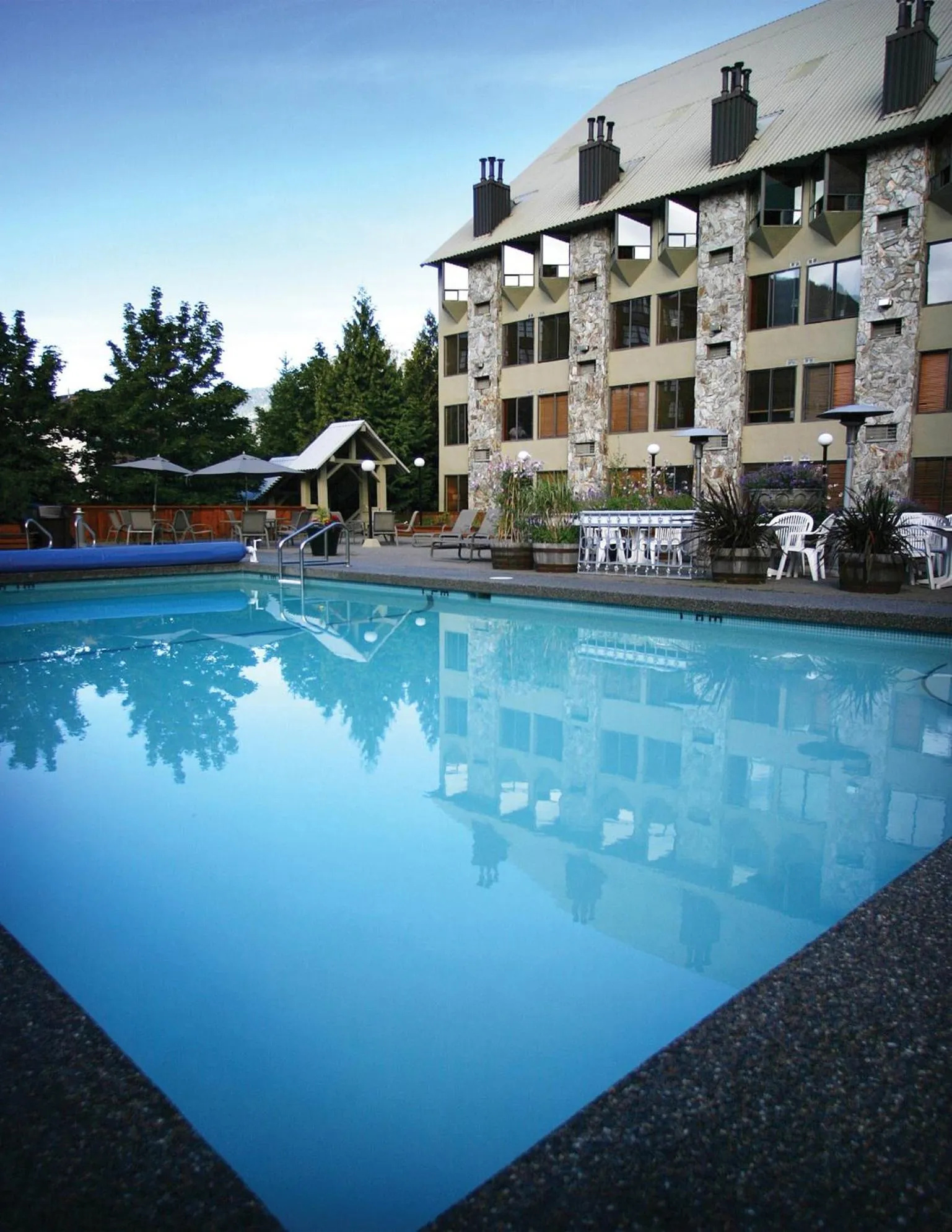 Swimming pool in Mountainside Lodge