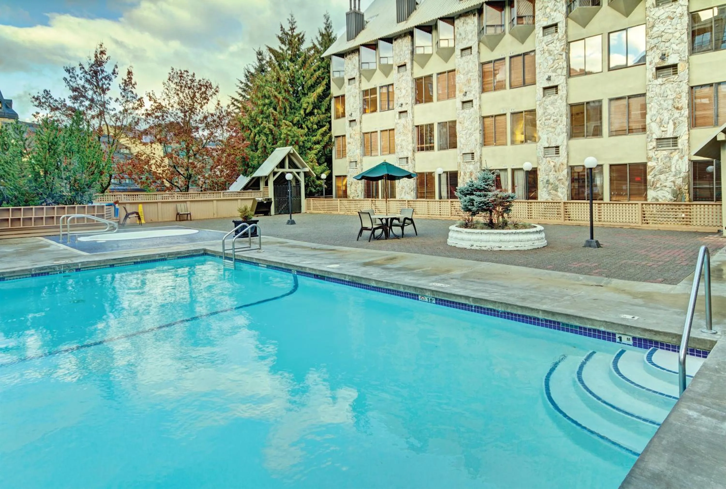Swimming pool in Mountainside Lodge