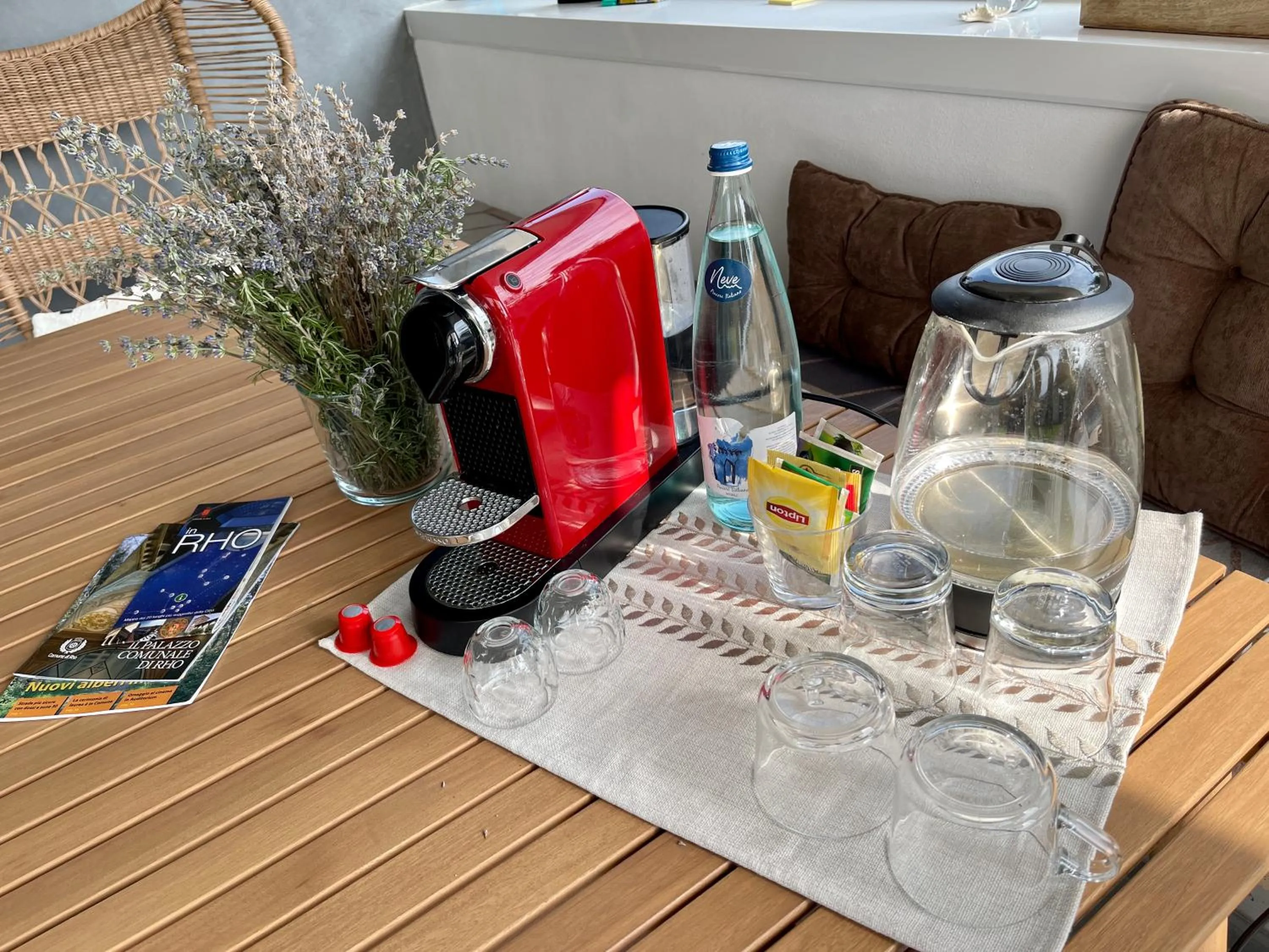 Food and drinks in Other Garden - Luxury Bed and Breakfast