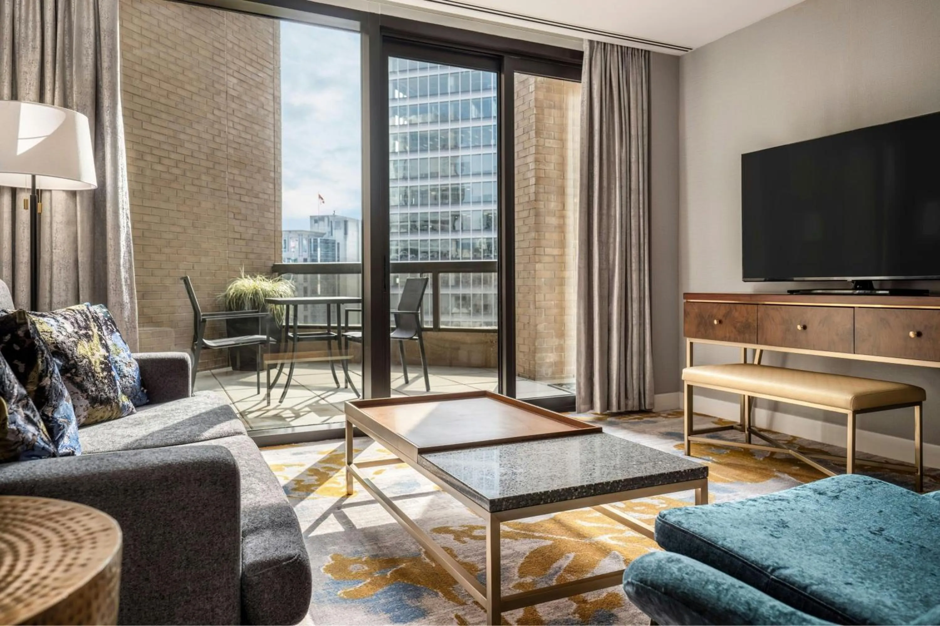 Living room in Metropolitan Hotel Vancouver