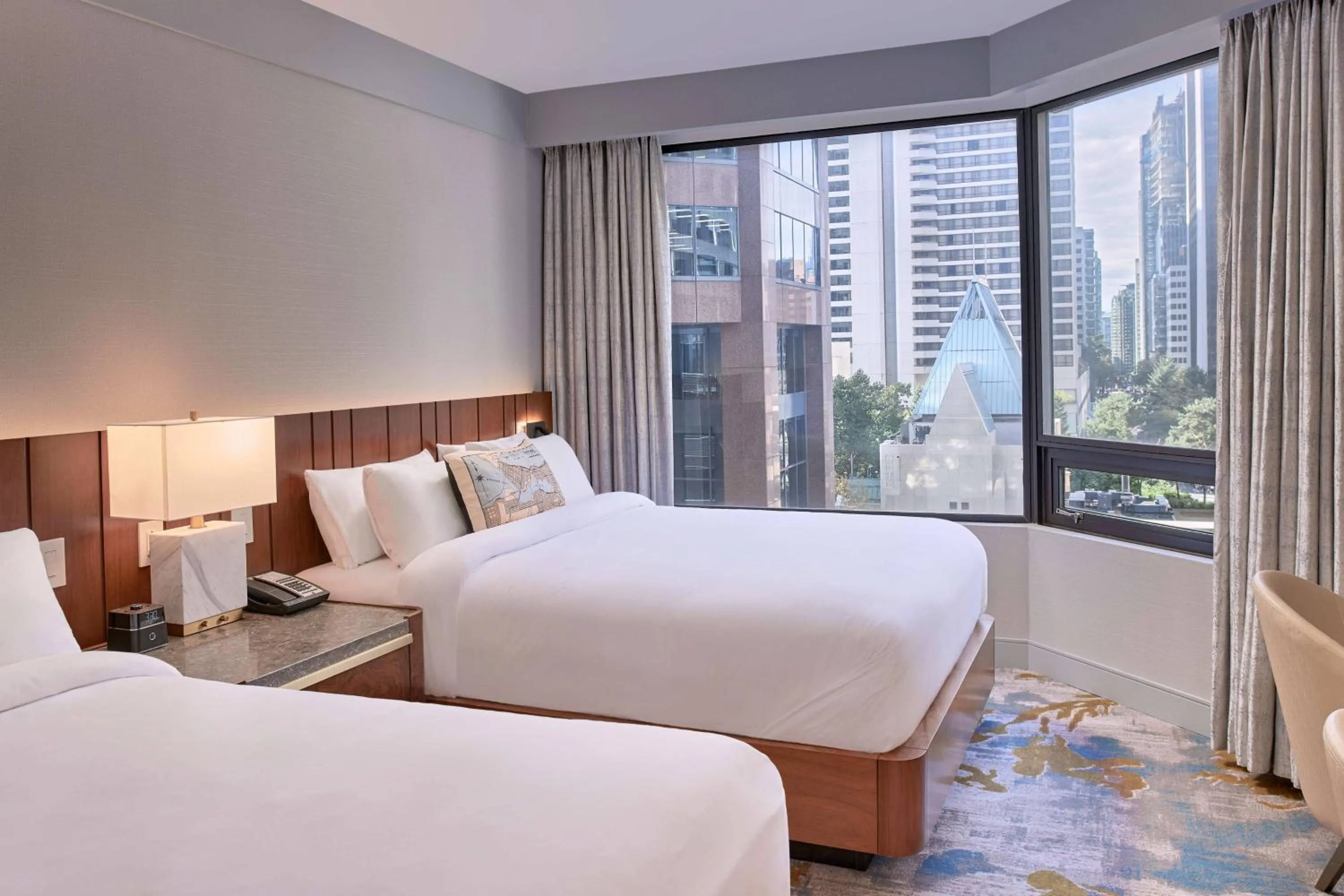 Photo of the whole room, Bed in Metropolitan Hotel Vancouver