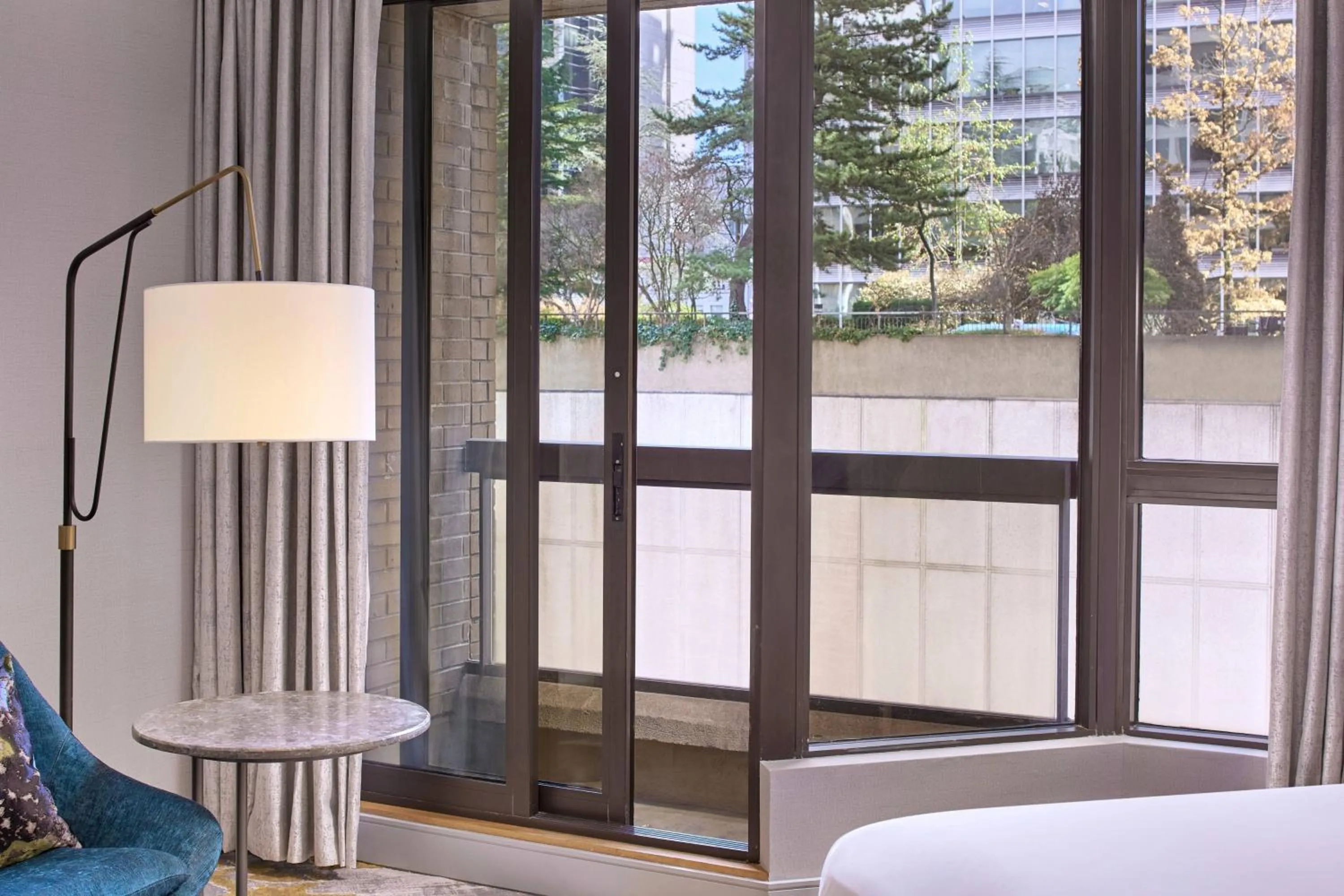 Photo of the whole room, Bed in Metropolitan Hotel Vancouver