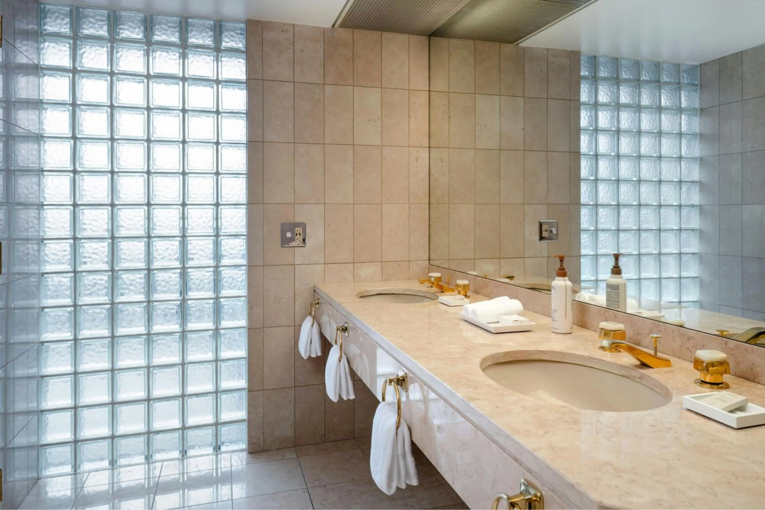 Bedroom in Metropolitan Hotel Vancouver