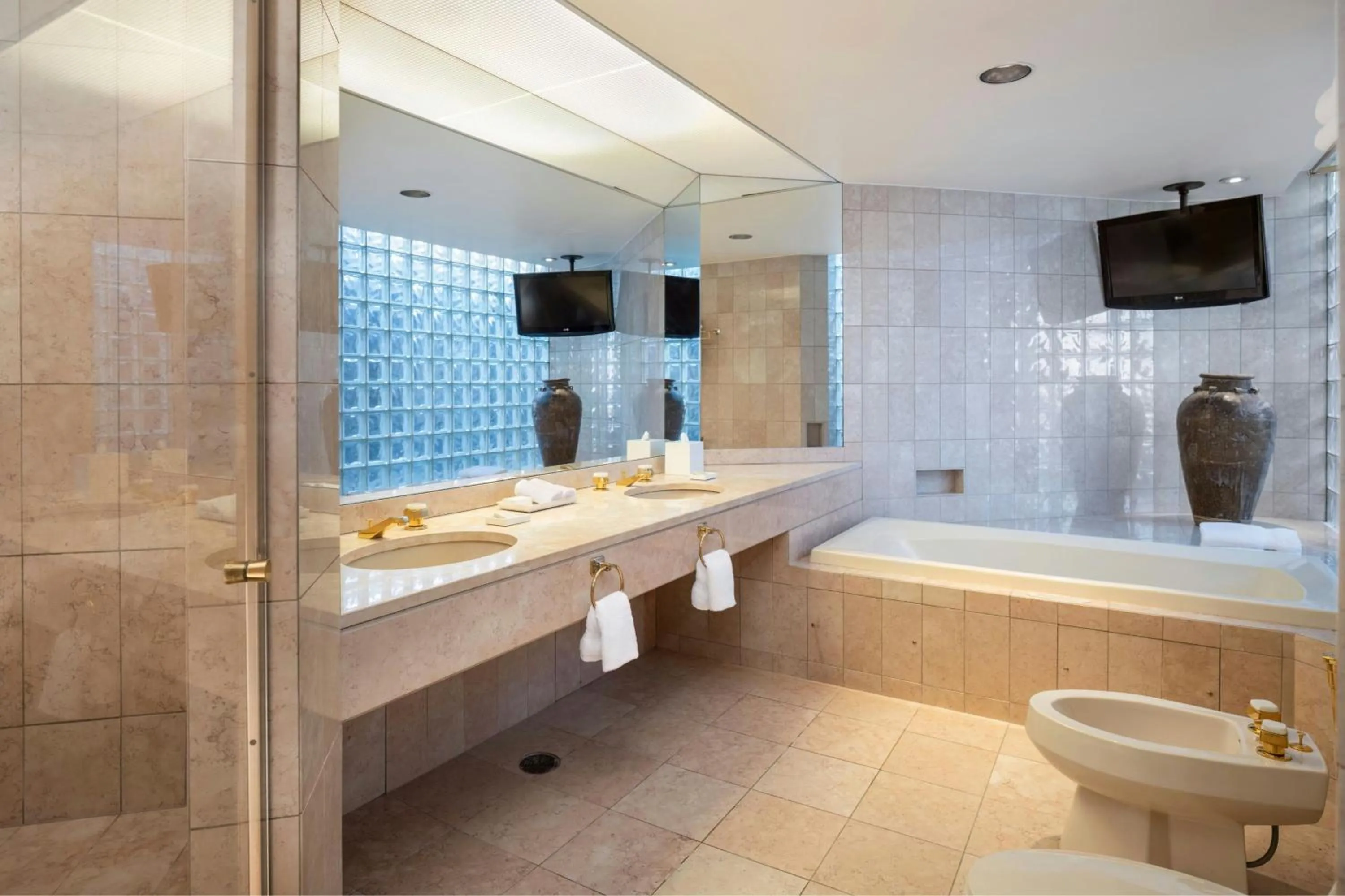 Bathroom in Metropolitan Hotel Vancouver