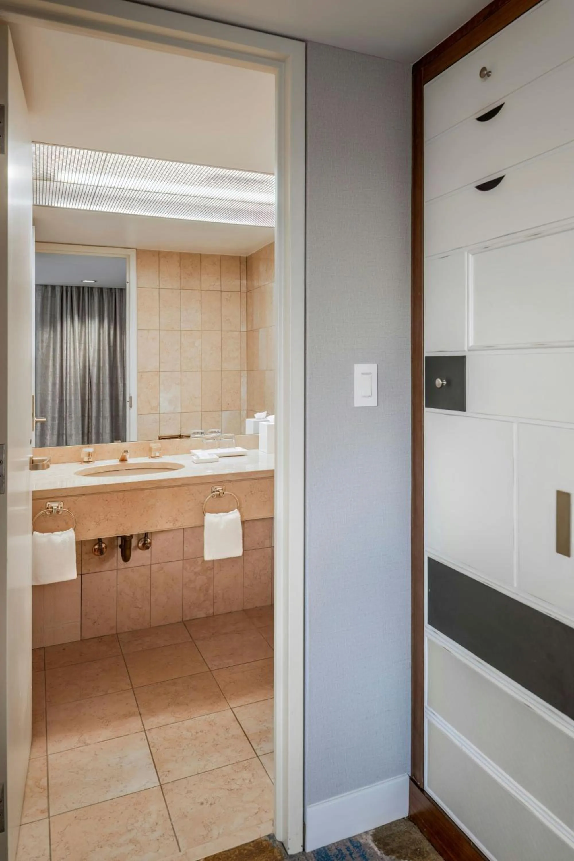 Bedroom in Metropolitan Hotel Vancouver