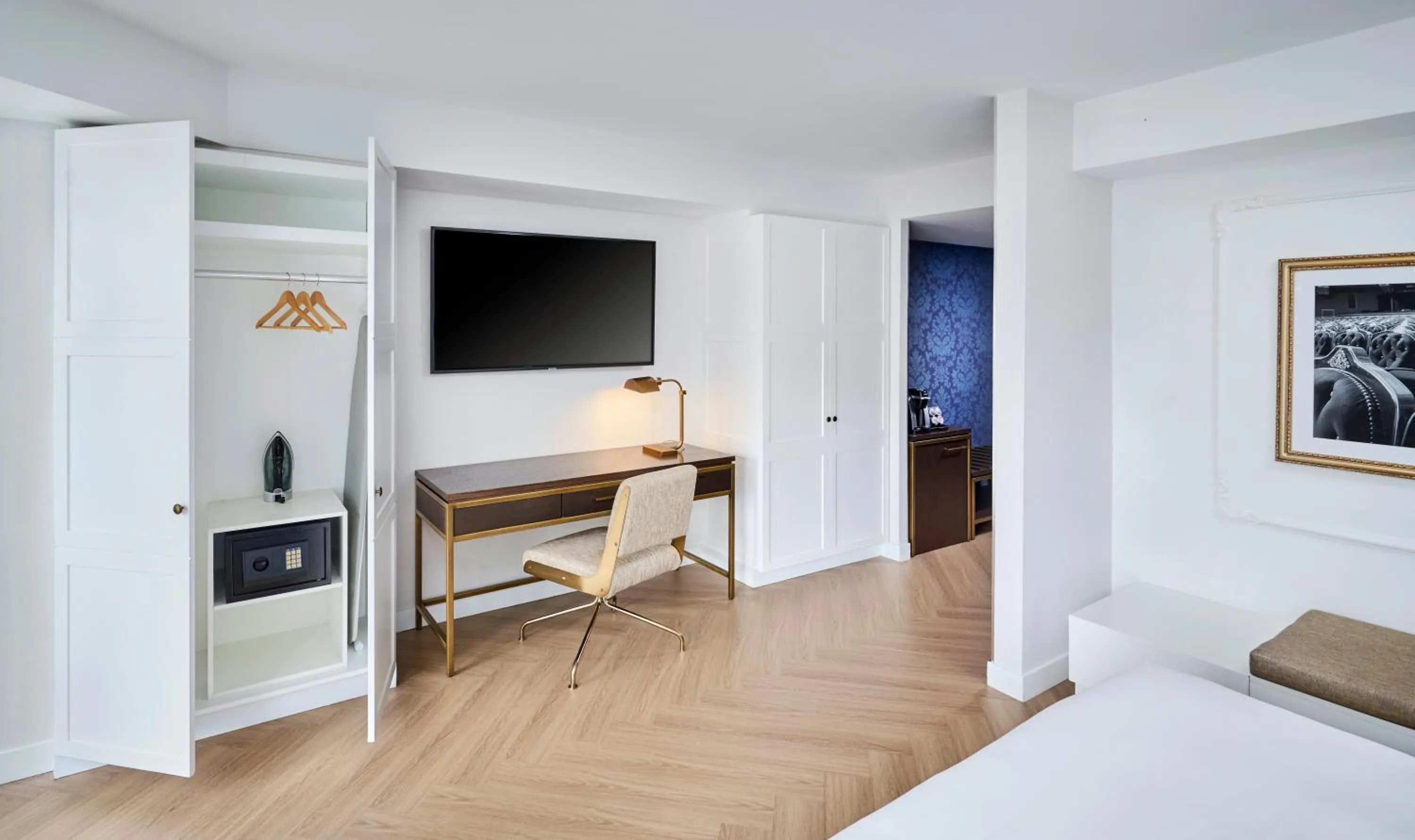 Bedroom, Bed in Pantages Hotel Toronto Centre