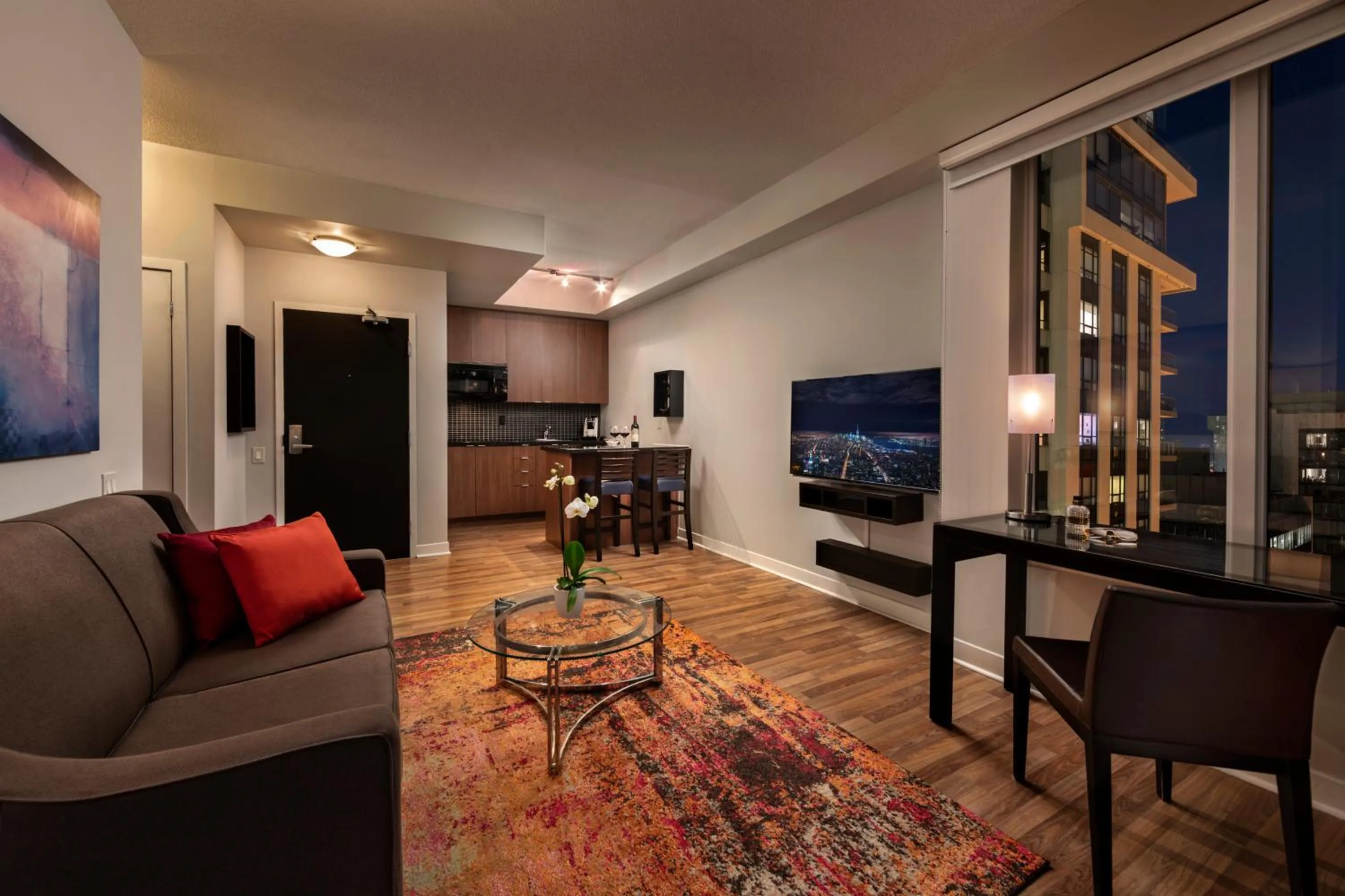 Living room in Executive Hotel Cosmopolitan Toronto