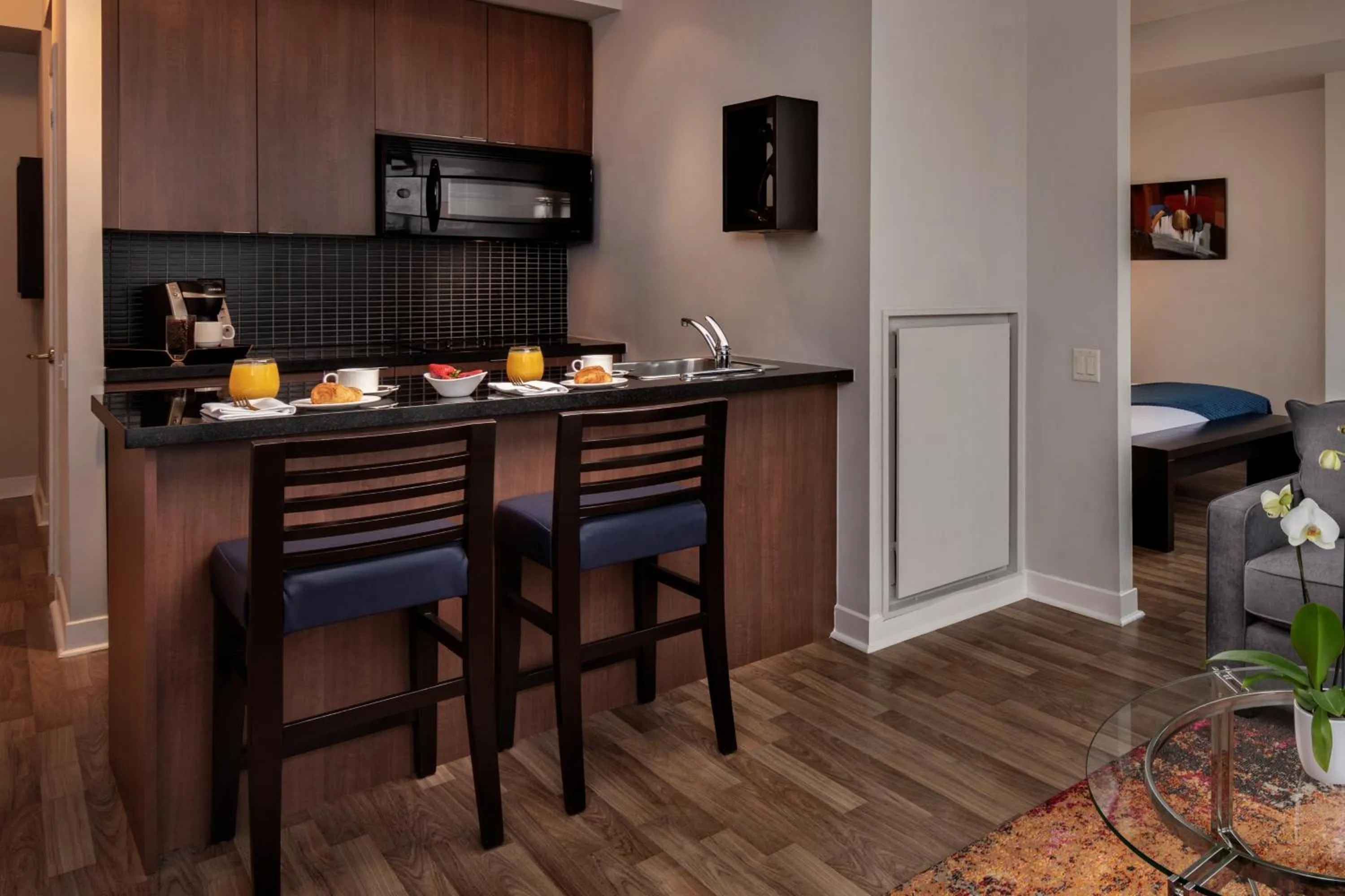 Kitchen or kitchenette in Executive Hotel Cosmopolitan Toronto