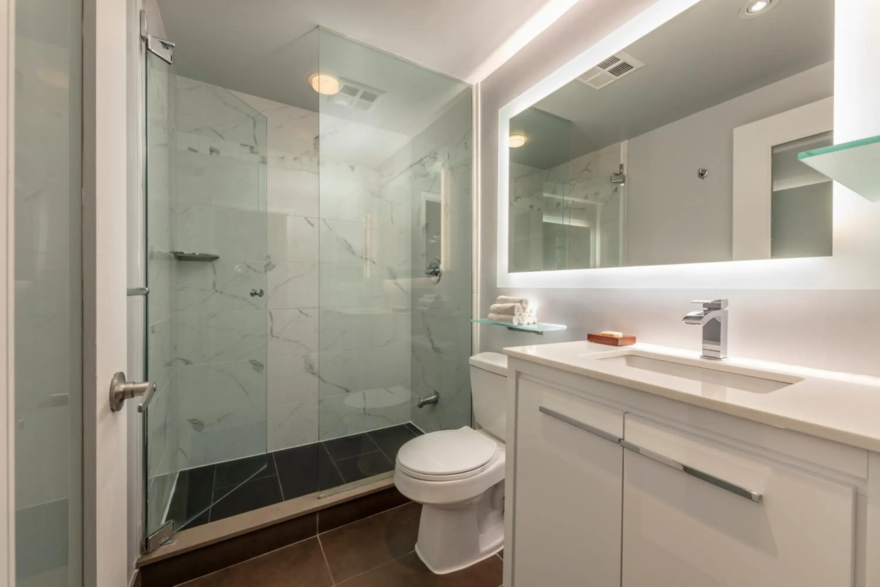 Family Suite with Sofabed in Executive Hotel Cosmopolitan Toronto Family Suite with Sofabed in Executive Hotel Cosmopolitan Toronto