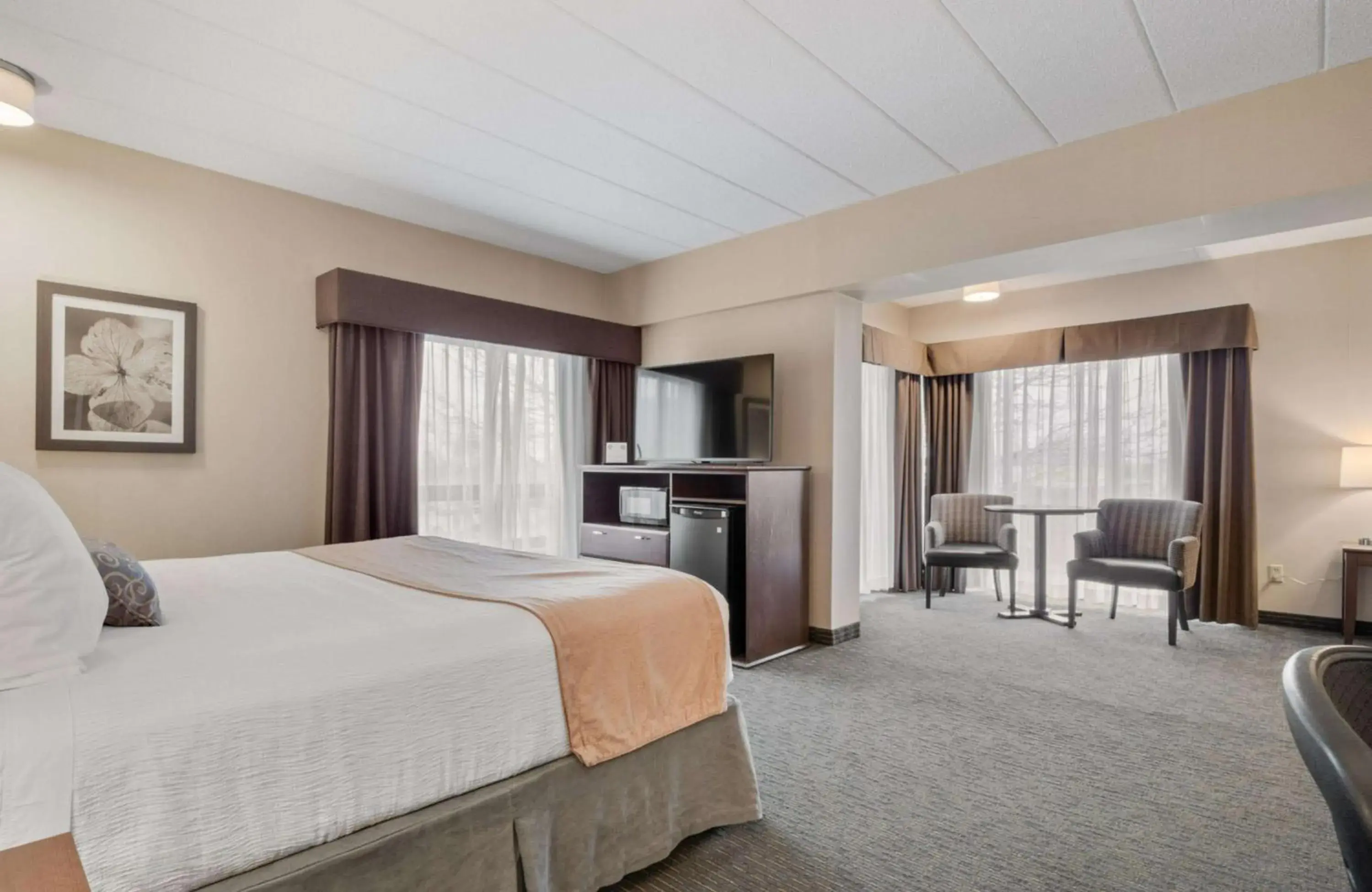 Large Tower King Room with Balcony - Non Smoking in Best Western Plus Cairn Croft Hotel Large Tower King Room with Balcony - Non Smoking in Best Western Plus Cairn Croft Hotel