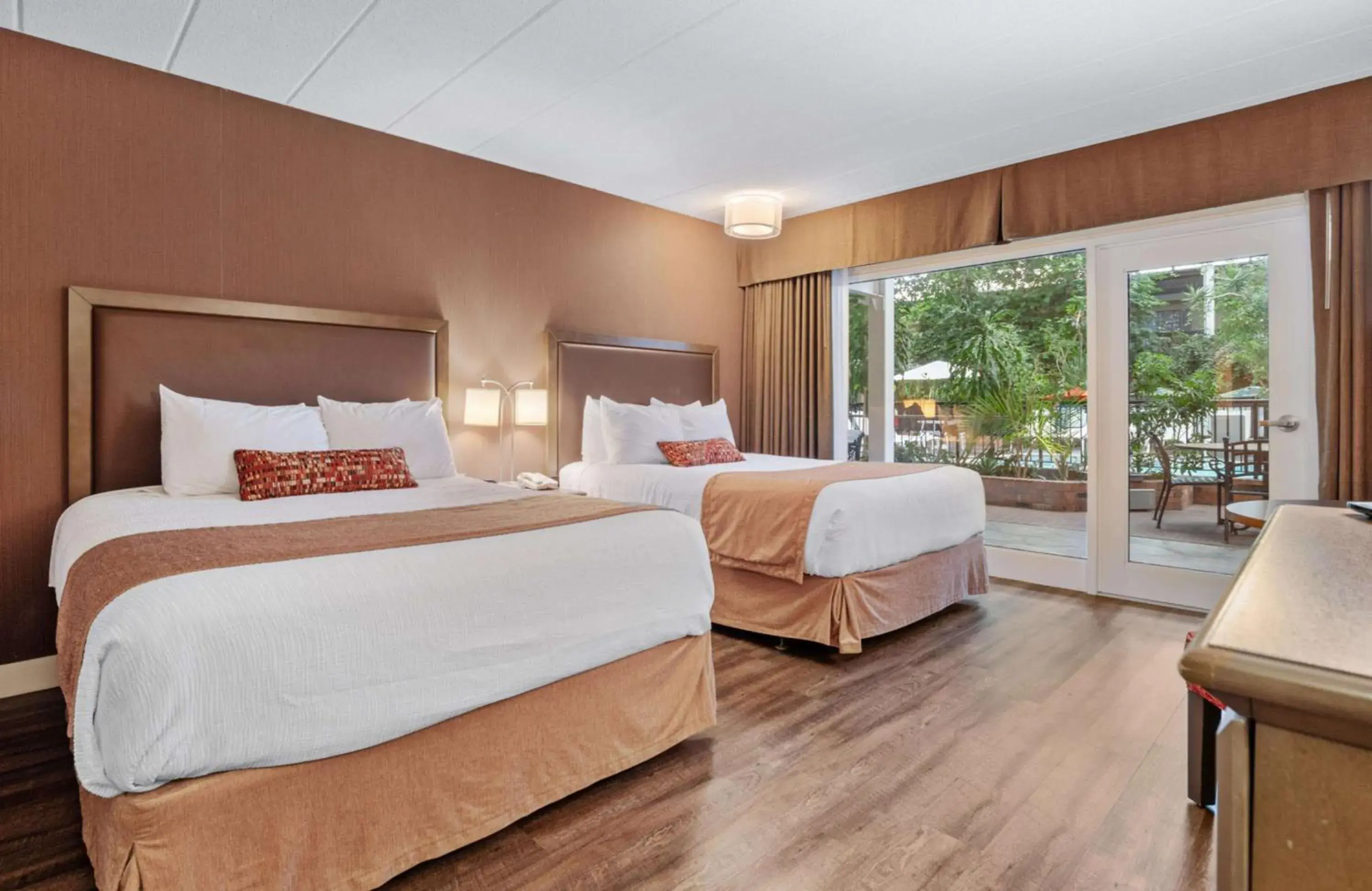 Queen Room with Two Queen Beds - Patio Access in Best Western Plus Cairn Croft Hotel Queen Room with Two Queen Beds - Patio Access in Best Western Plus Cairn Croft Hotel