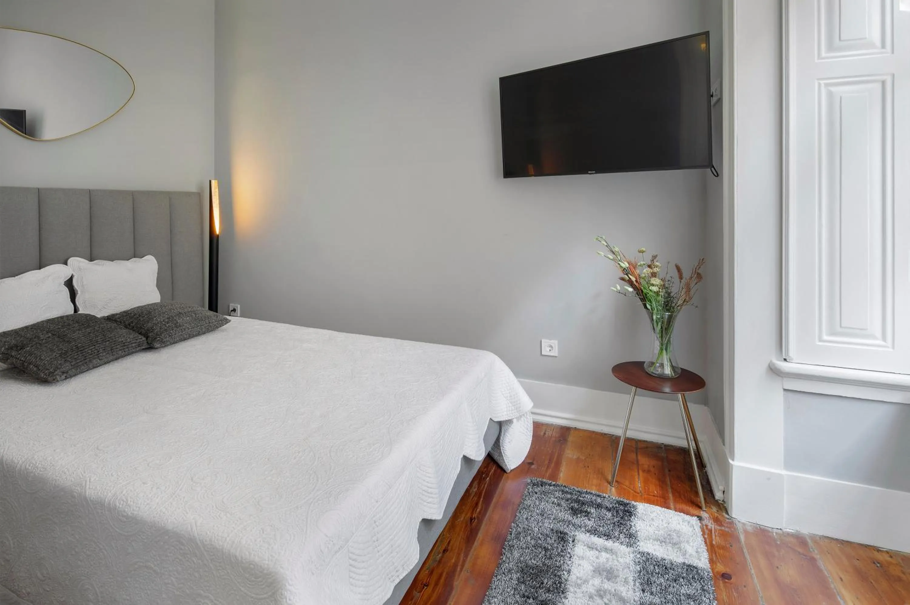 Bed in Small Design Studio - Rosa, Bairro Alto