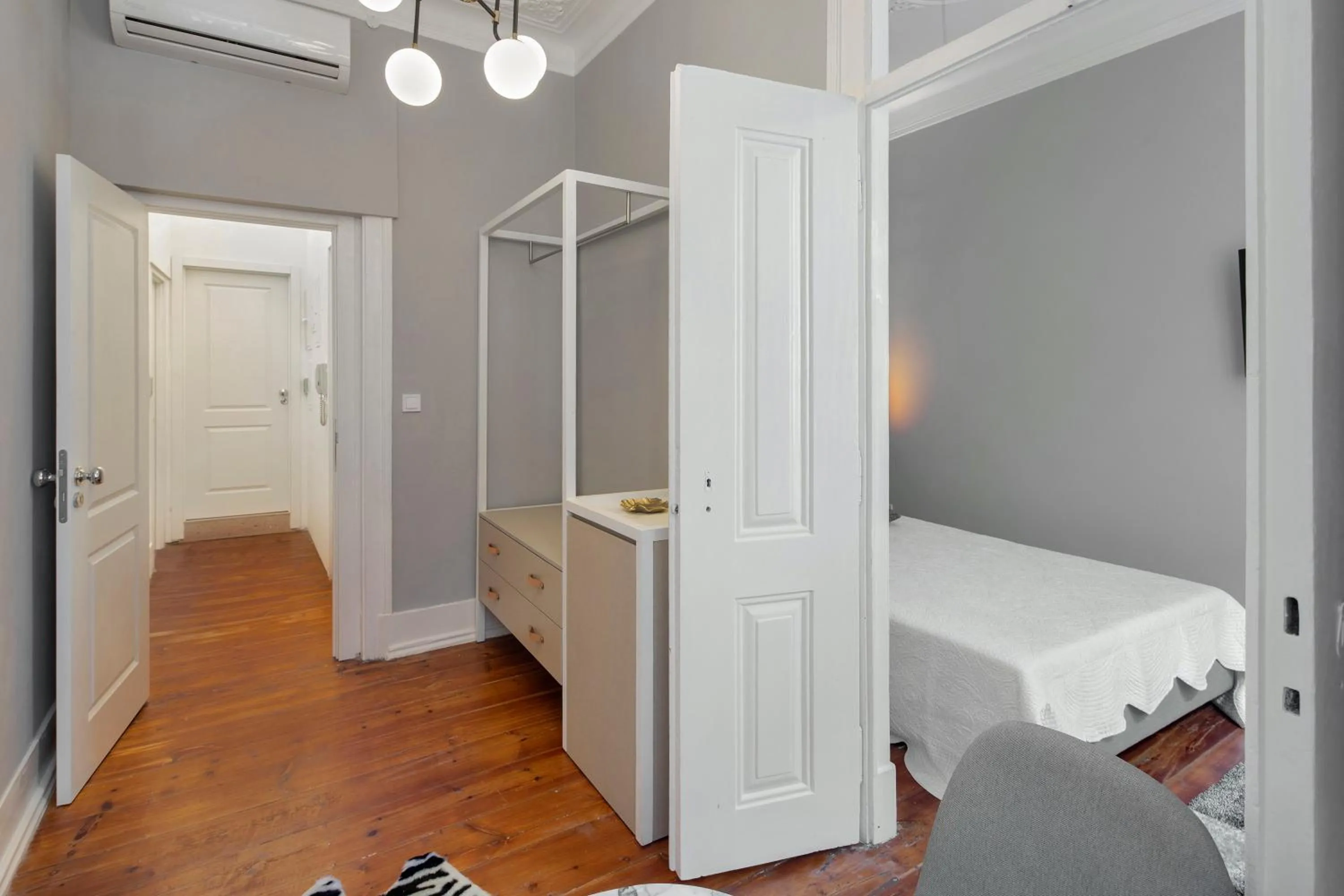 Bed in Small Design Studio - Rosa, Bairro Alto