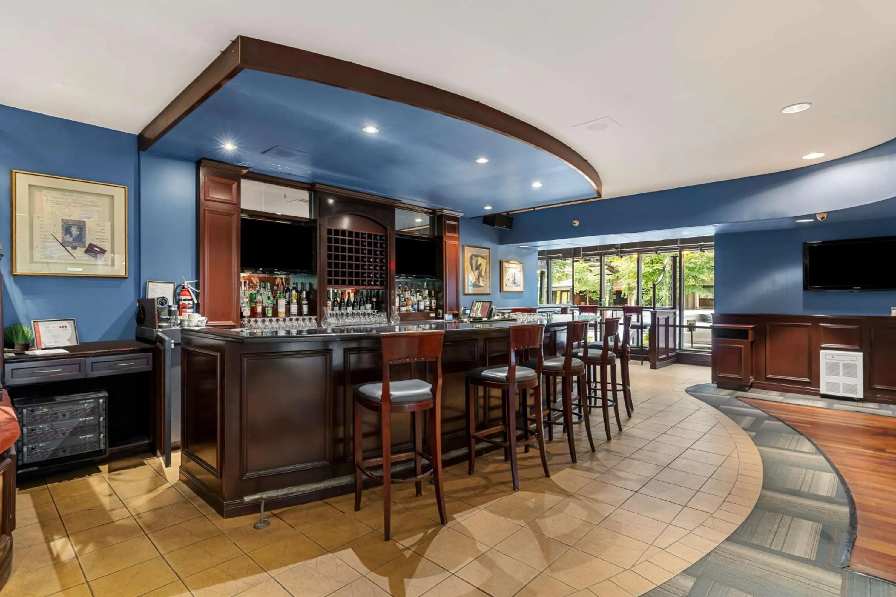 Lounge or bar in Best Western Ville-Marie Montreal Hotel & Suites