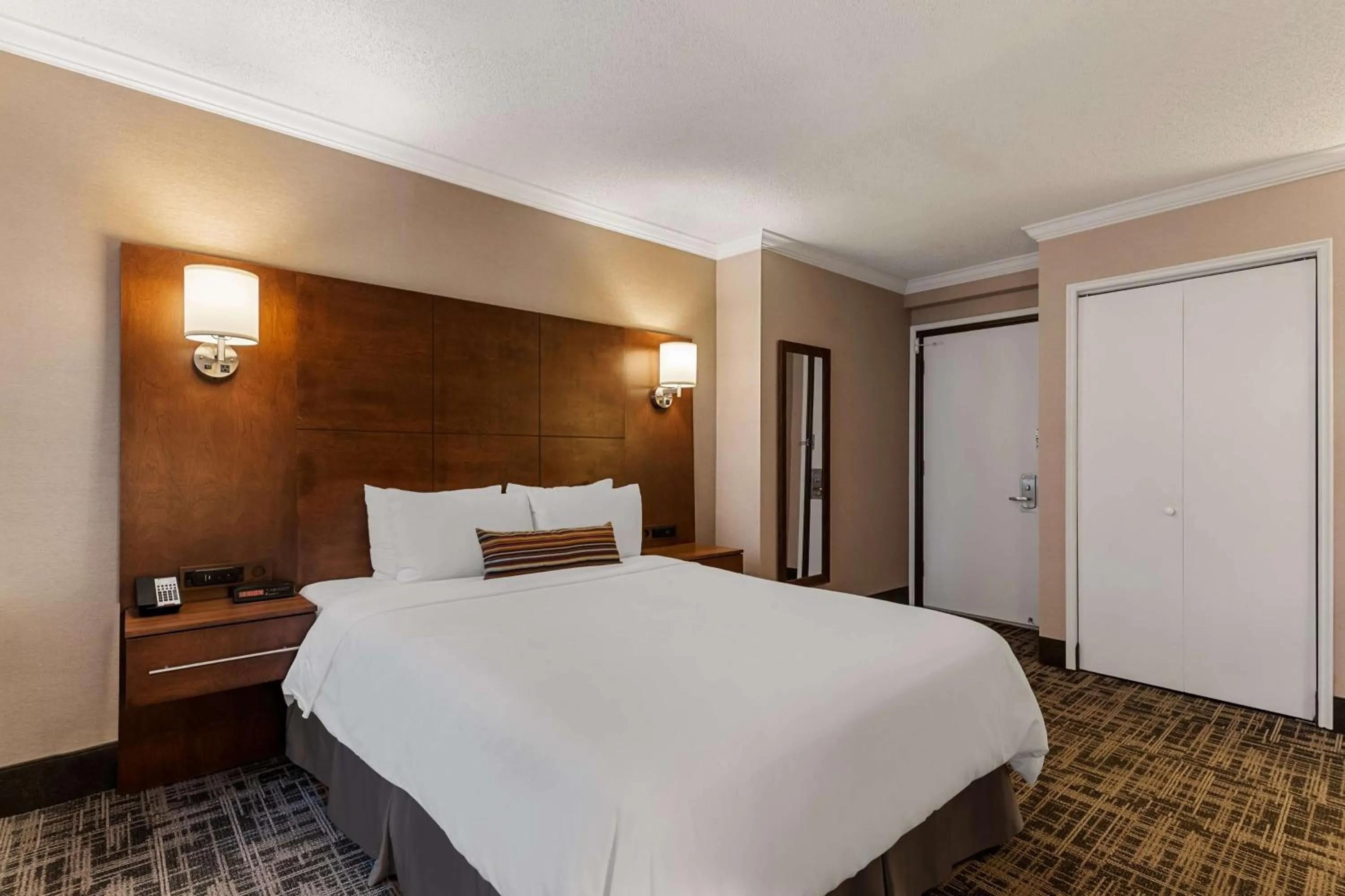 Bedroom, Bed in Best Western Ville-Marie Montreal Hotel & Suites