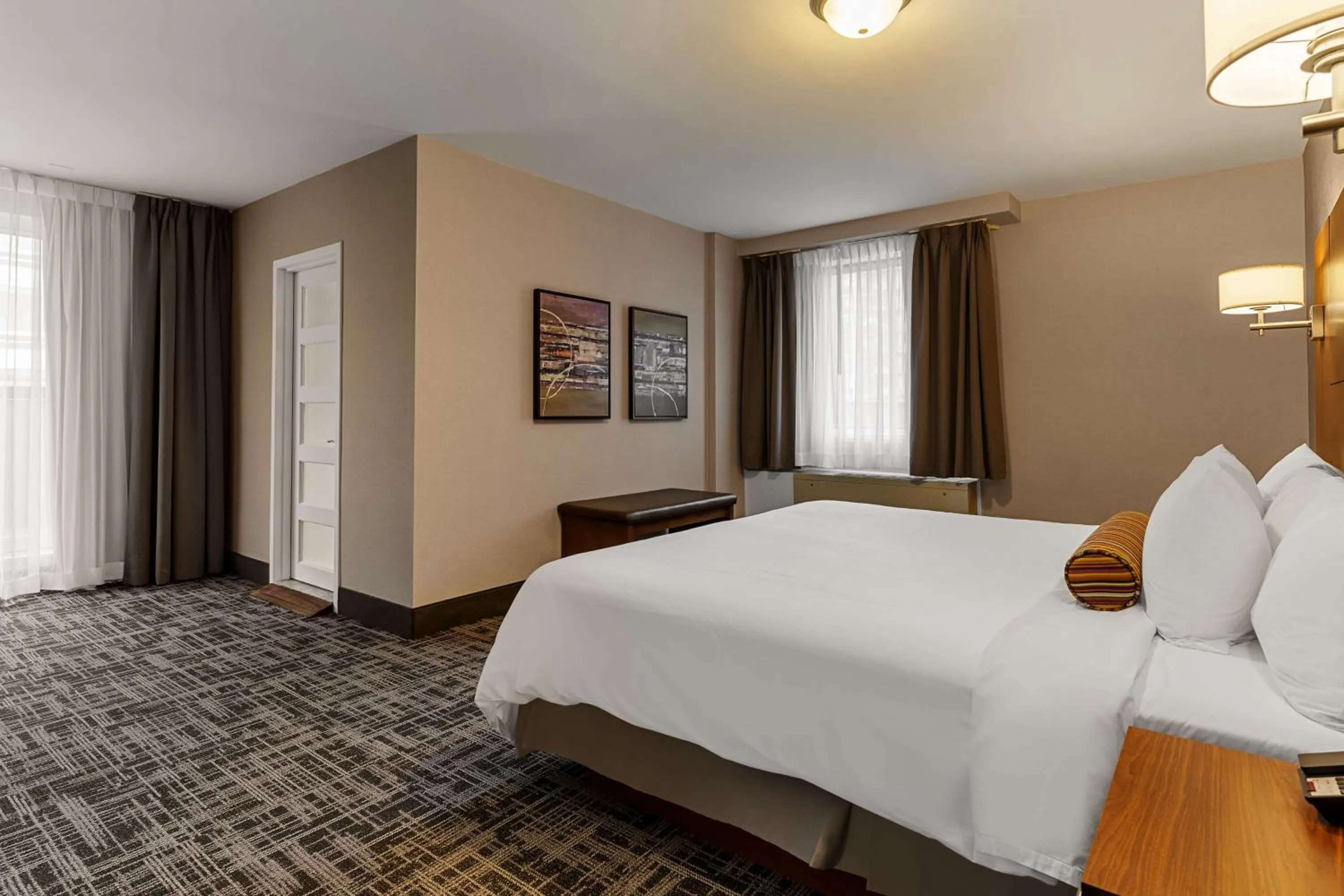 Photo of the whole room, Bed in Best Western Ville-Marie Montreal Hotel & Suites