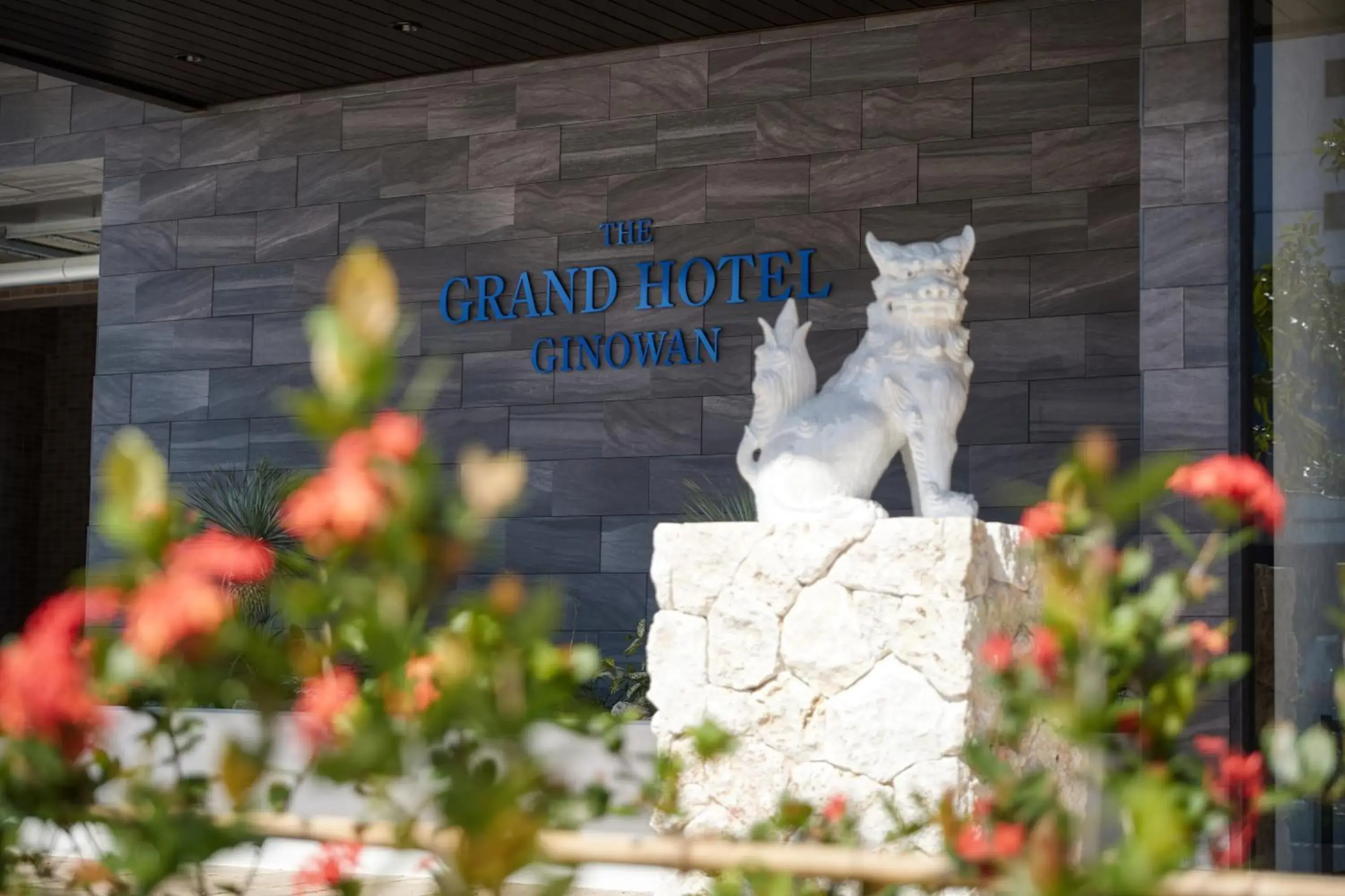 Facade/entrance in THE GRAND HOTEL GINOWAN Facade/entrance in THE GRAND HOTEL GINOWAN