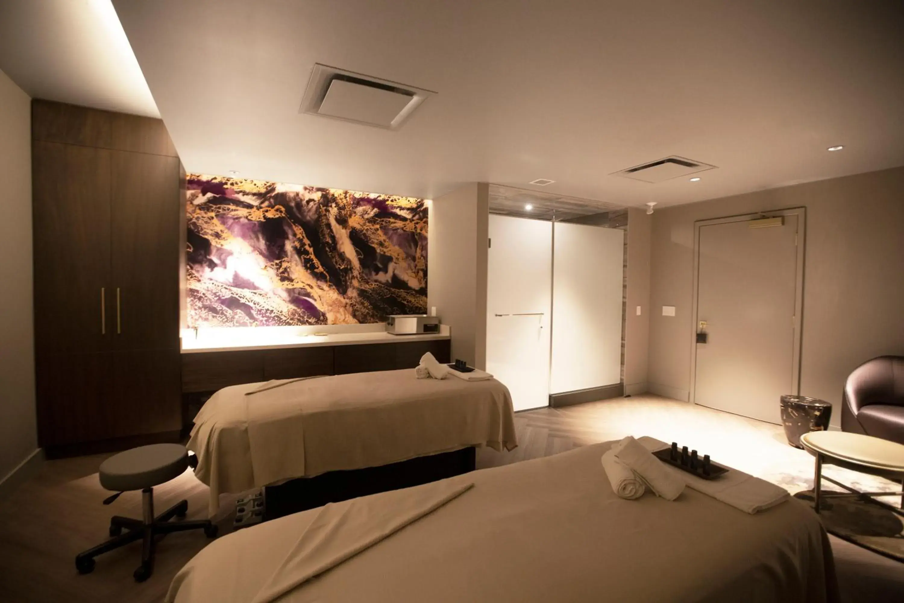 Massage, Bed in The Omni King Edward Hotel Massage, Bed in The Omni King Edward Hotel