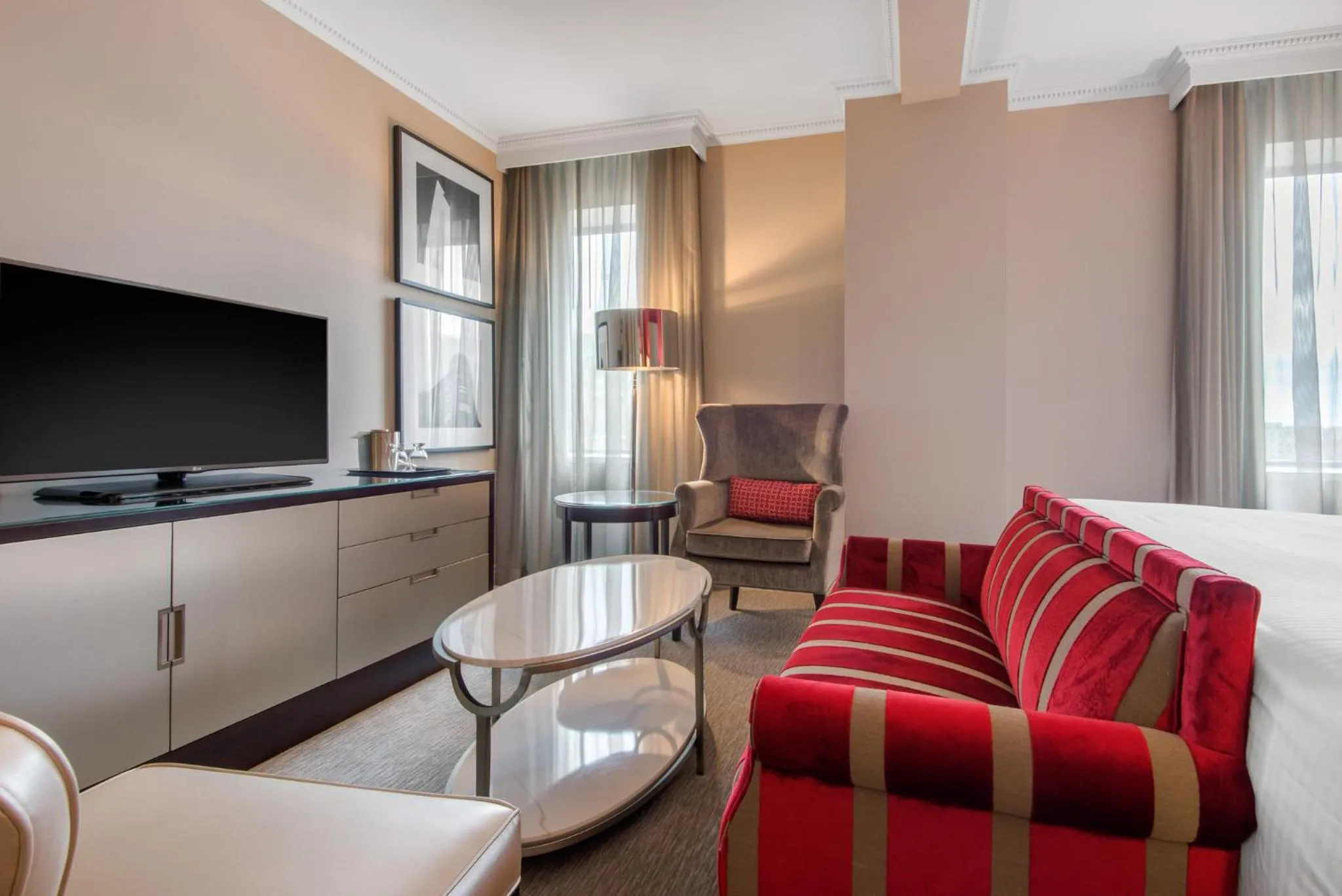 Photo of the whole room in The Omni King Edward Hotel