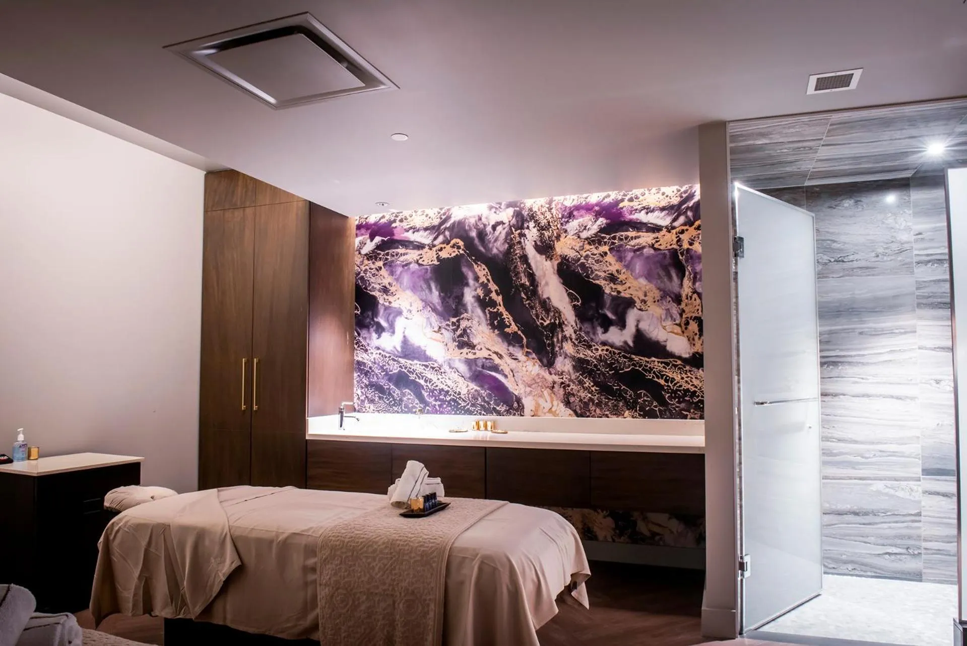 Massage, Bed in The Omni King Edward Hotel