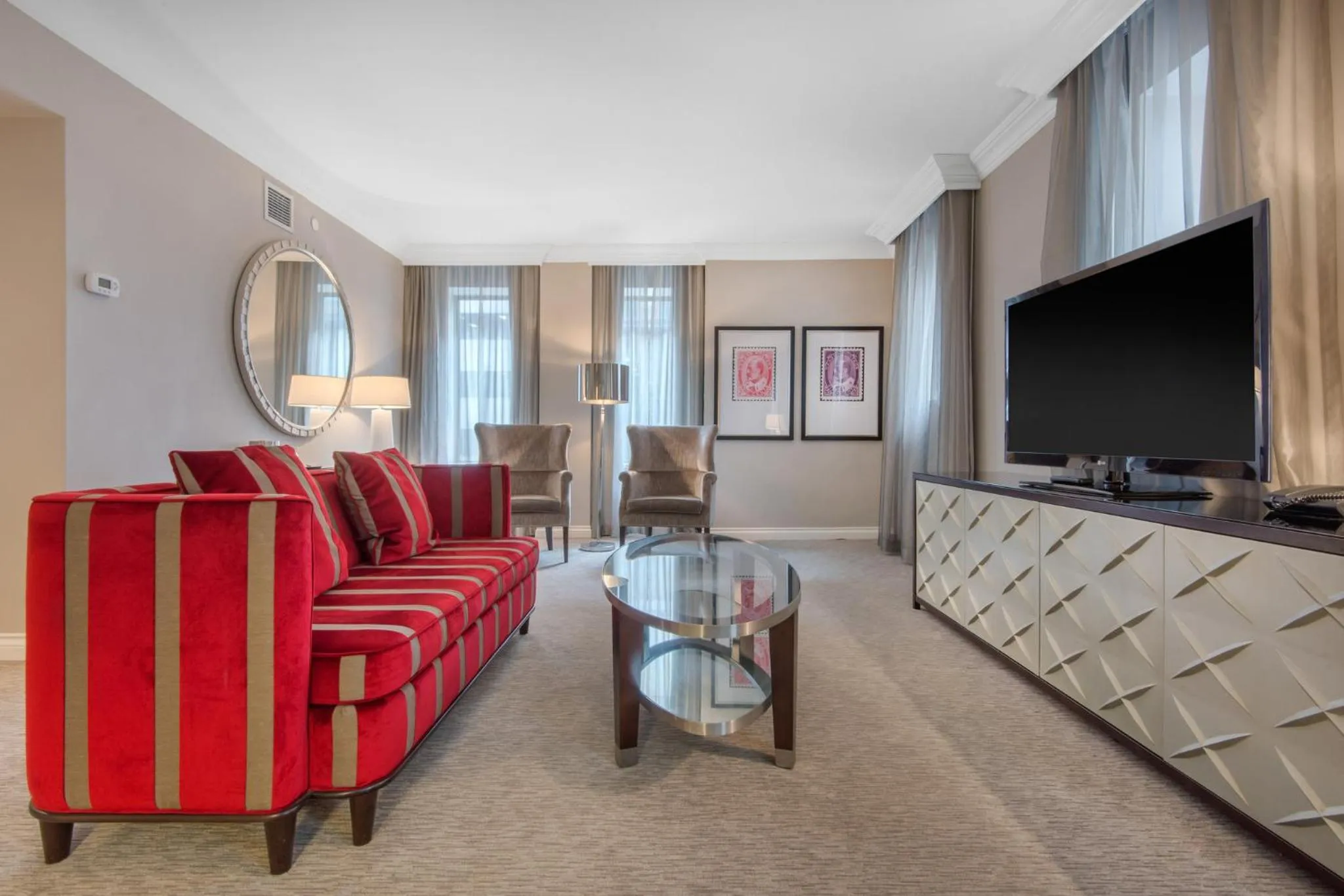 Photo of the whole room in The Omni King Edward Hotel