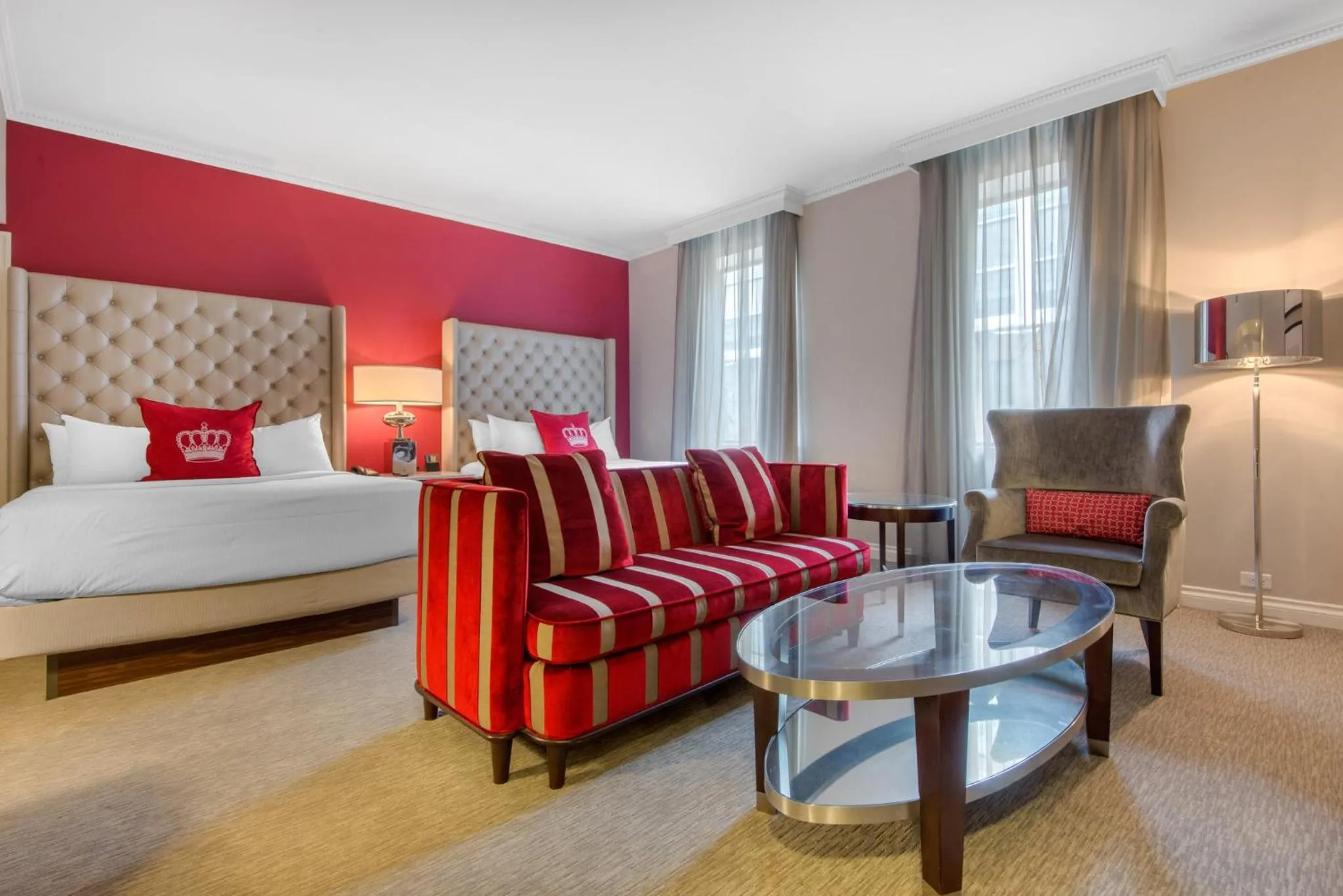 Photo of the whole room, Bed in The Omni King Edward Hotel