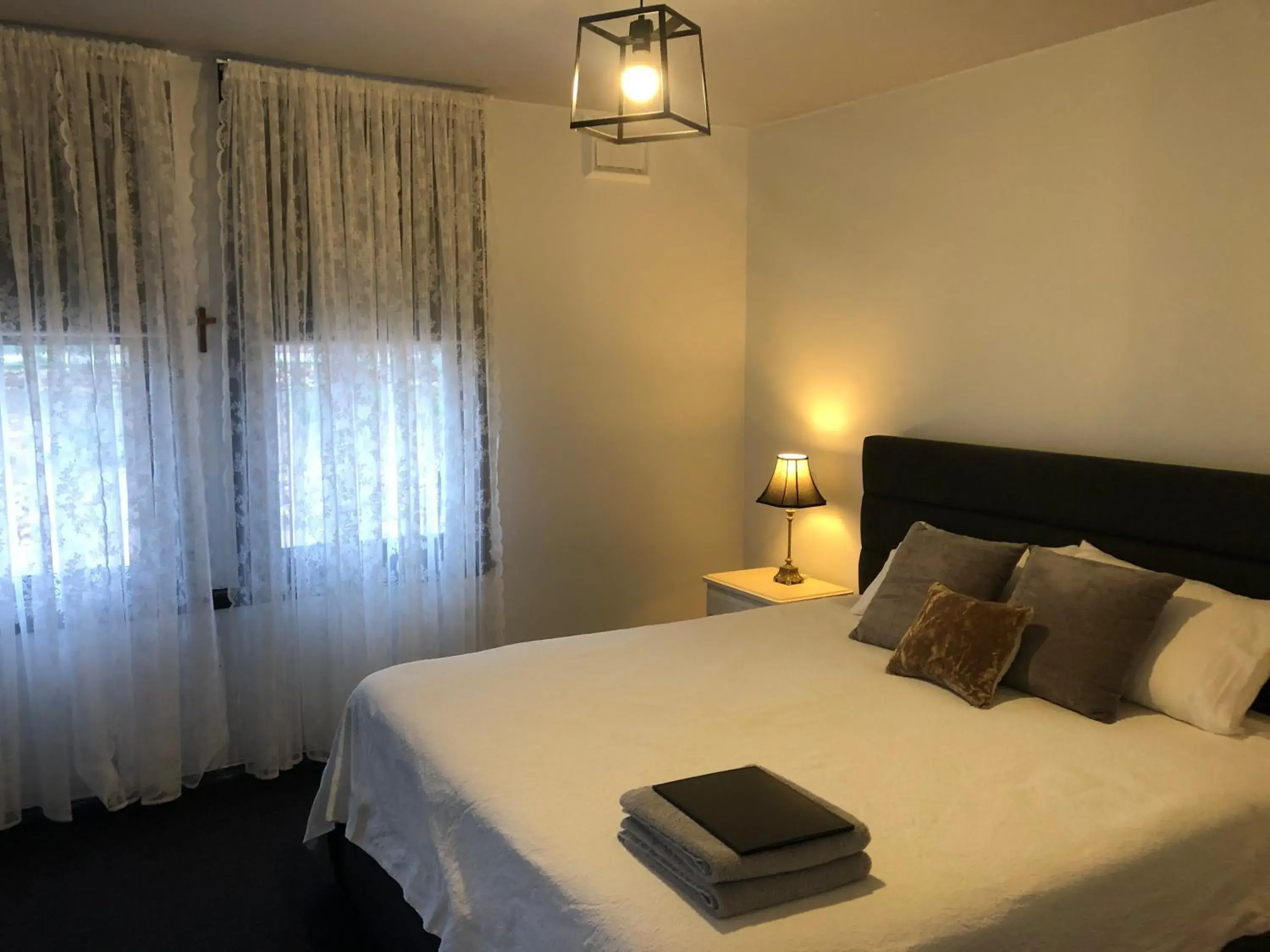 Economy Quadruple Room with Shared Bathroom in Toodyay Manor Economy Quadruple Room with Shared Bathroom in Toodyay Manor