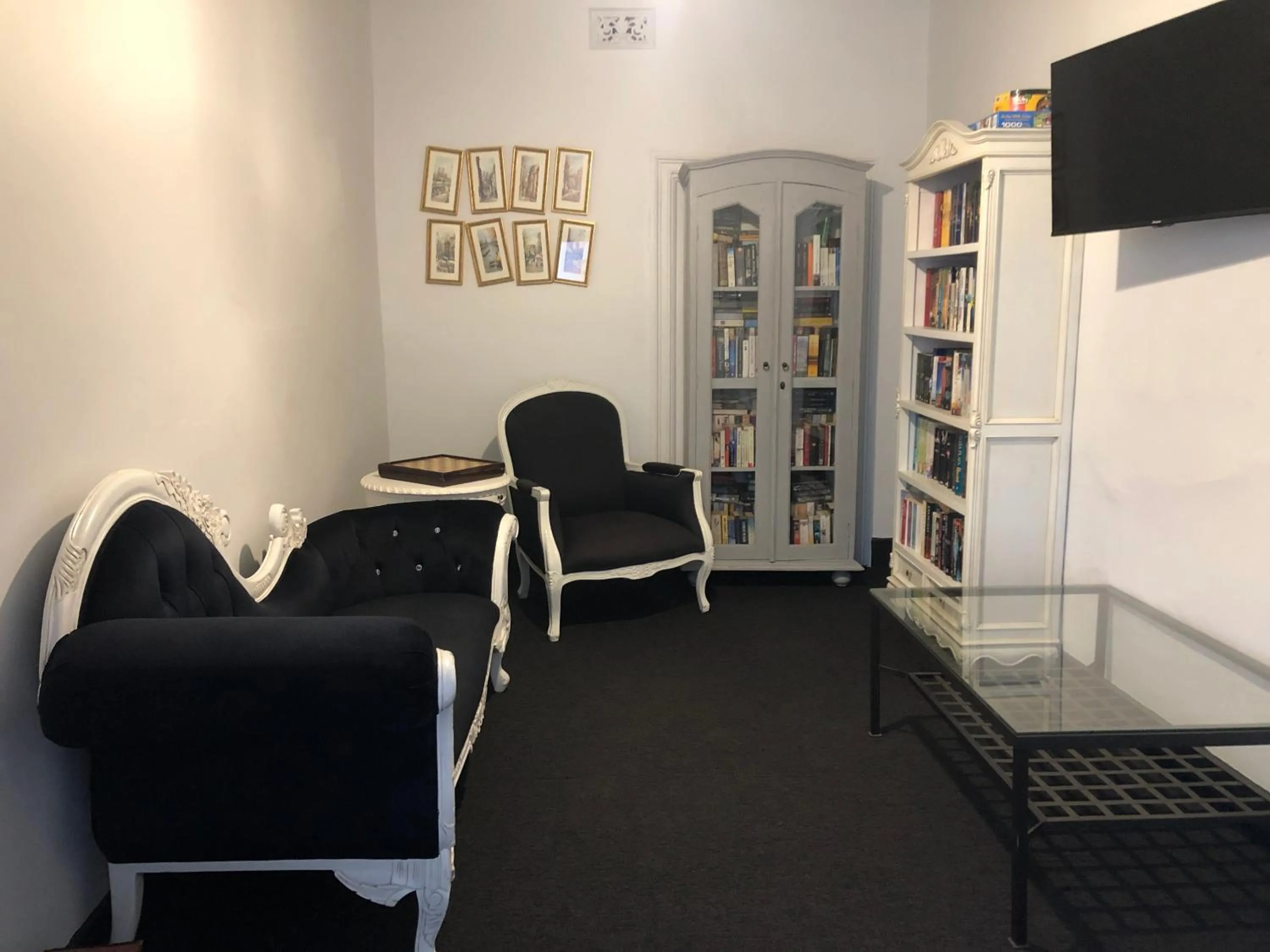 Library, Seating Area in Toodyay Manor