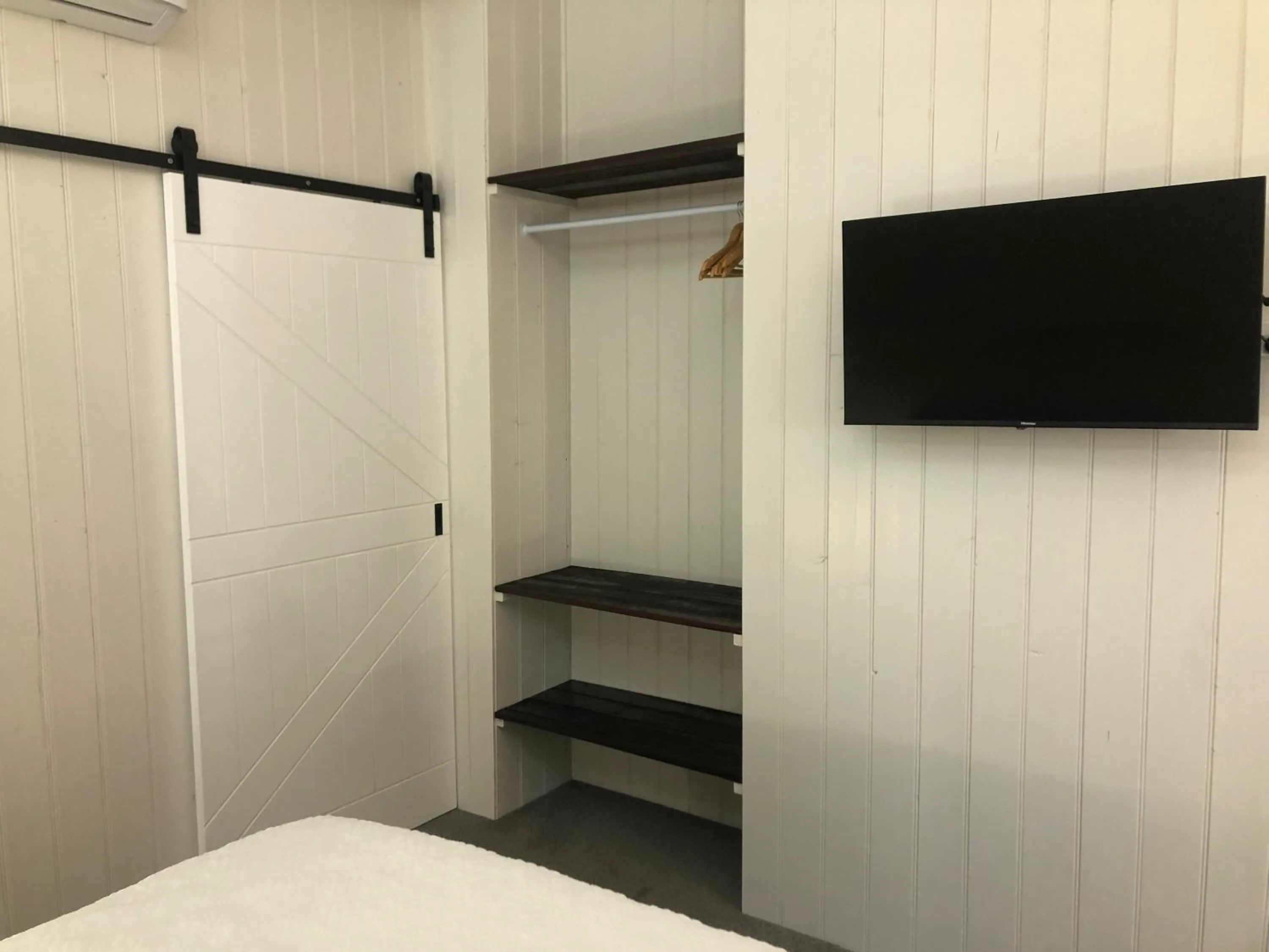 Bedroom, TV/Entertainment Center in Toodyay Manor