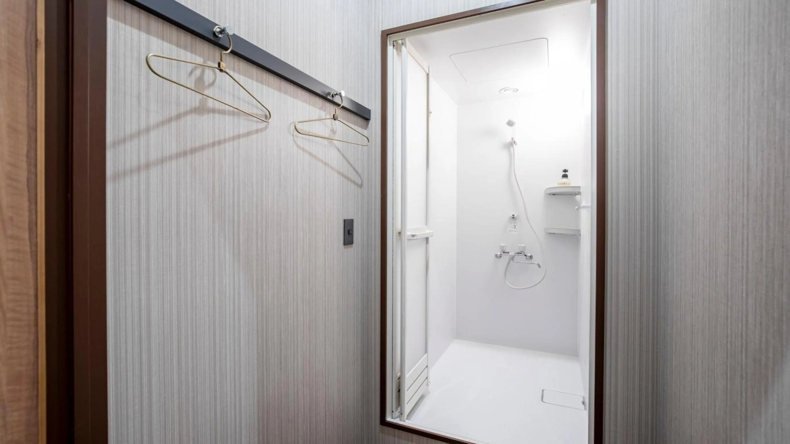 Shower in EIGHT POINT INN Kanazawa