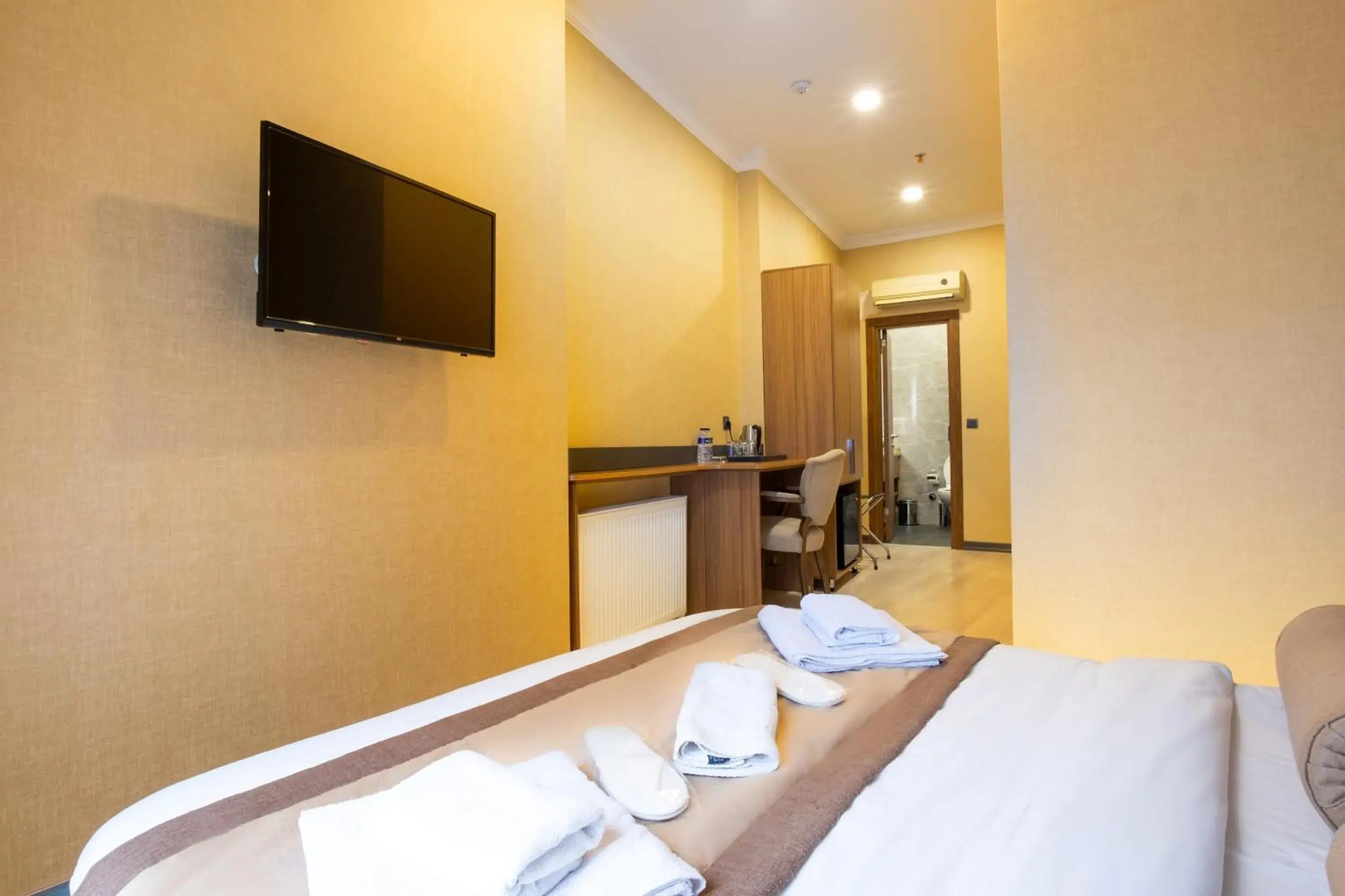 Deluxe Queen Room in Orange Hotel & Spa Deluxe Queen Room in Orange Hotel & Spa