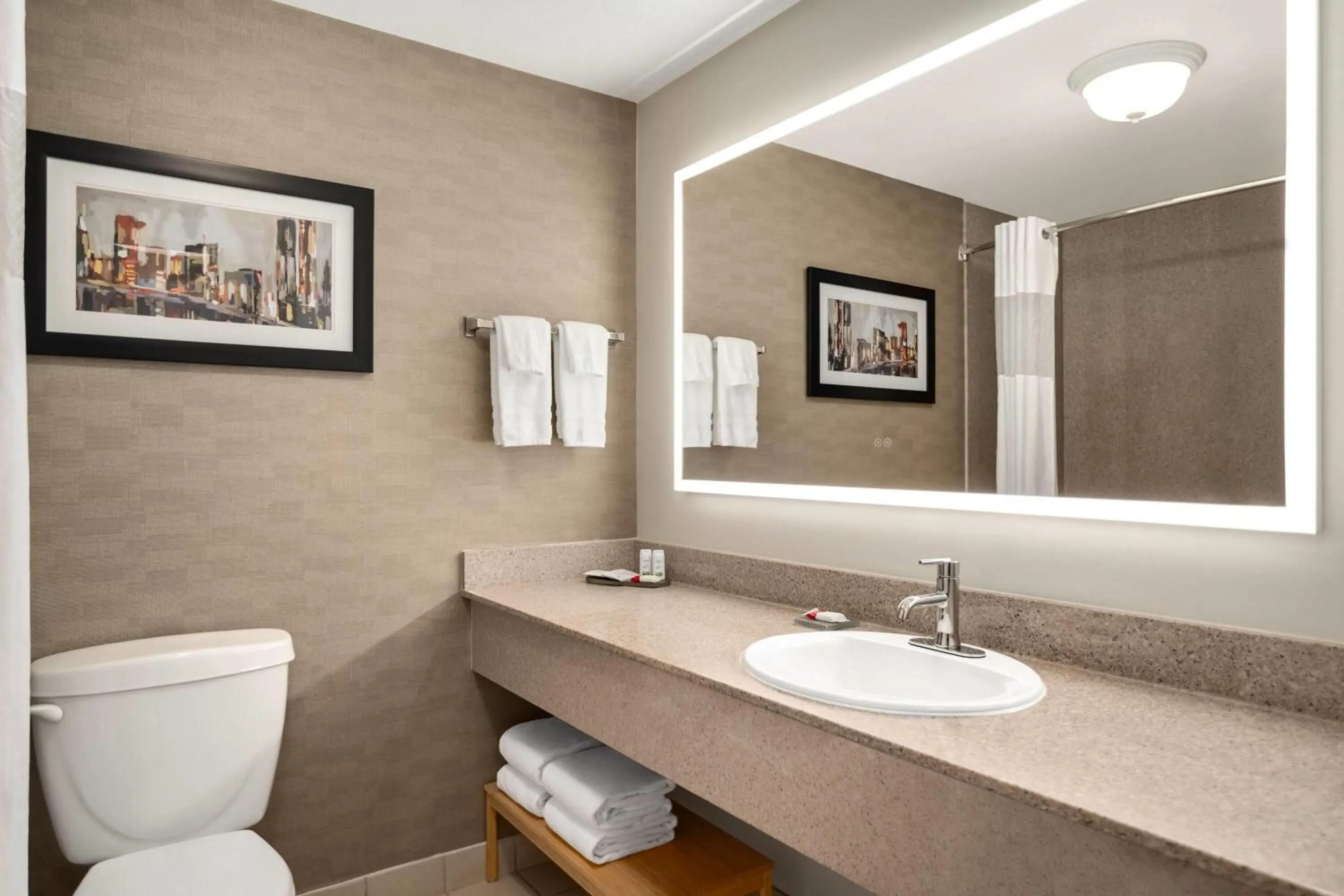 Bathroom in La Quinta Inn by Wyndham Vancouver Airport