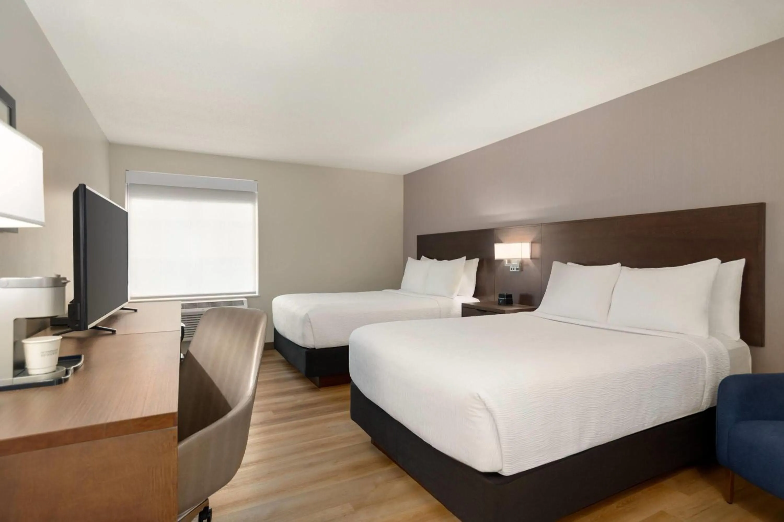 Photo of the whole room, Bed in La Quinta Inn by Wyndham Vancouver Airport