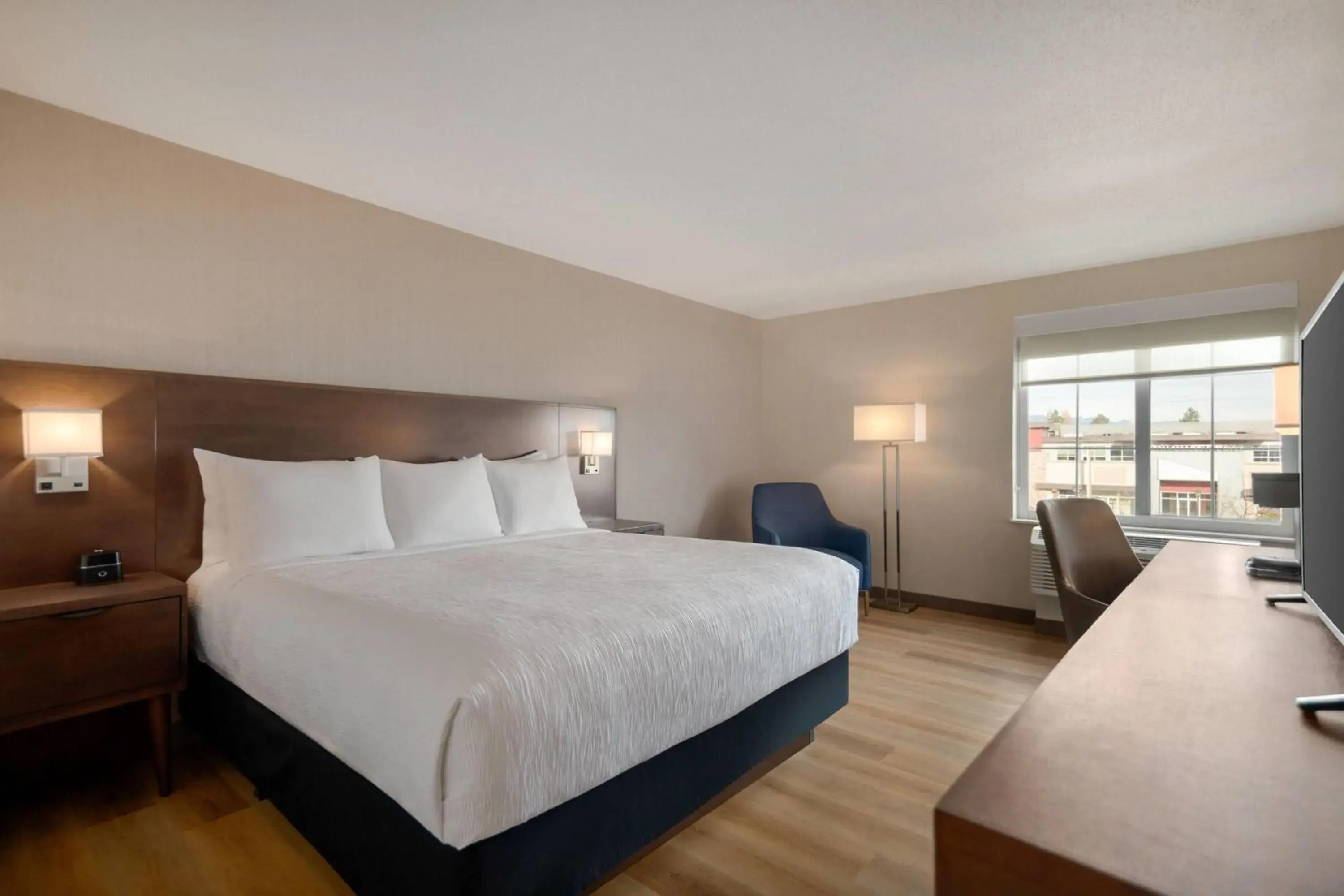 King Room with Mountain View - Non-Smoking in La Quinta Inn by Wyndham Vancouver Airport King Room with Mountain View - Non-Smoking in La Quinta Inn by Wyndham Vancouver Airport