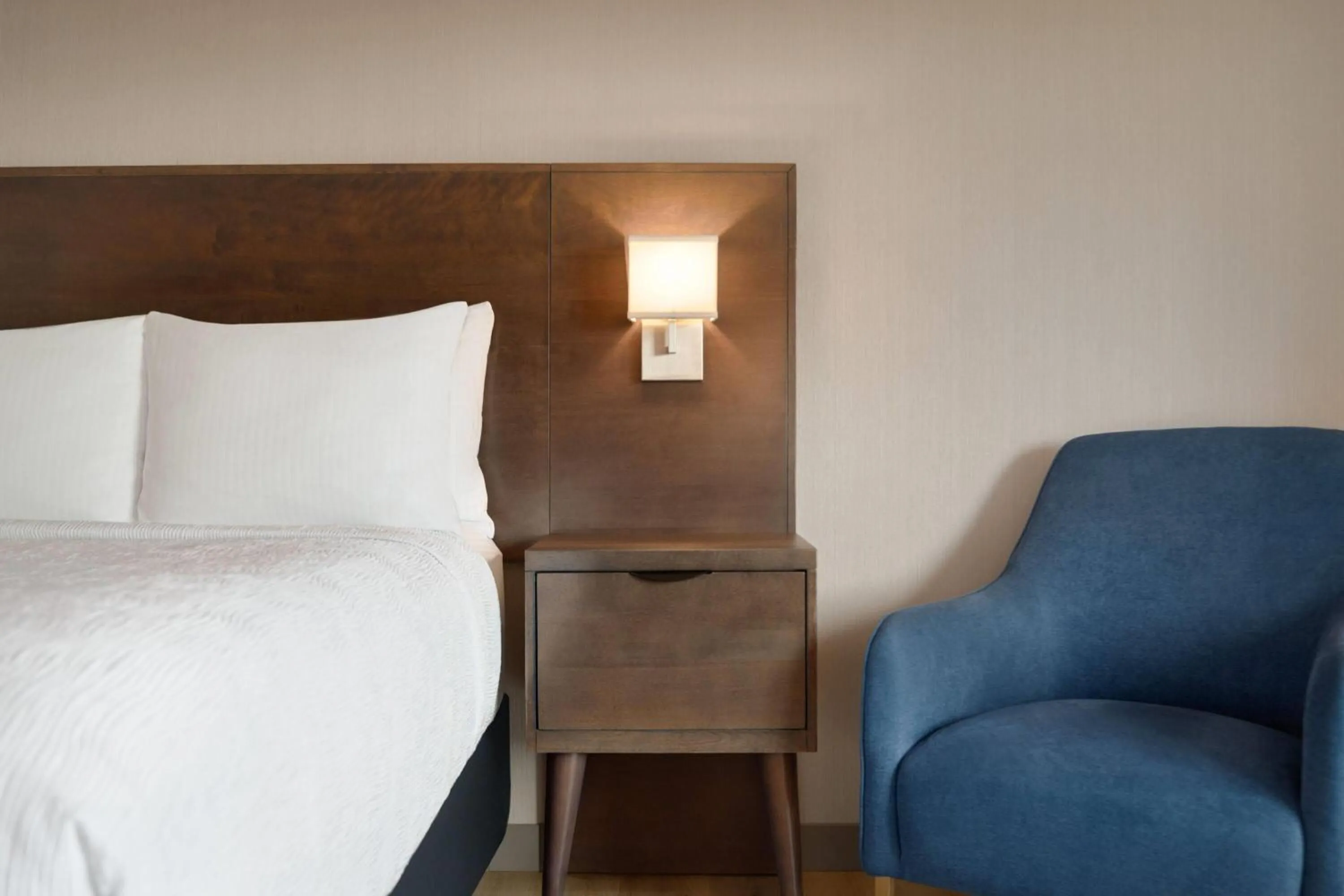 Photo of the whole room, Bed in La Quinta Inn by Wyndham Vancouver Airport