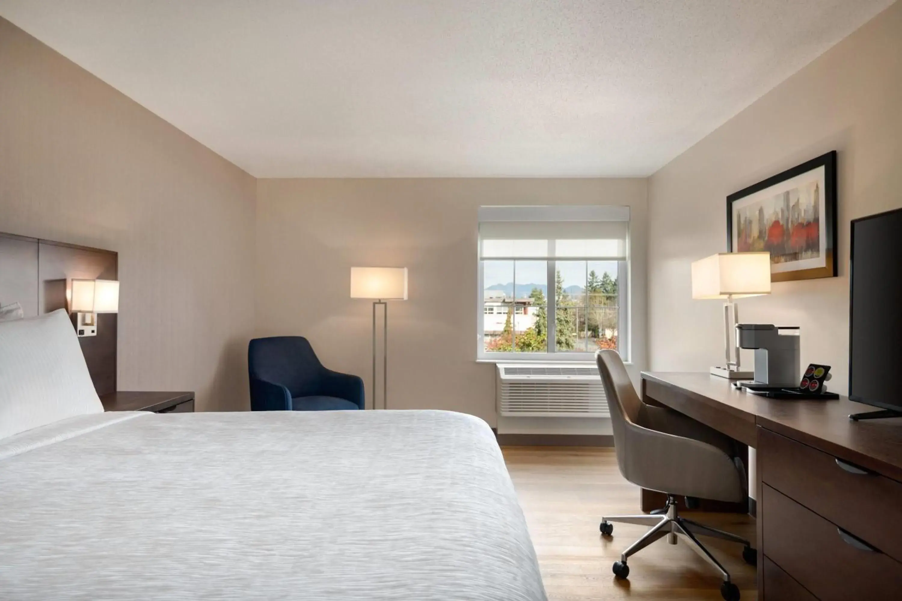 King Room with Mountain View - Non-Smoking in La Quinta Inn by Wyndham Vancouver Airport King Room with Mountain View - Non-Smoking in La Quinta Inn by Wyndham Vancouver Airport