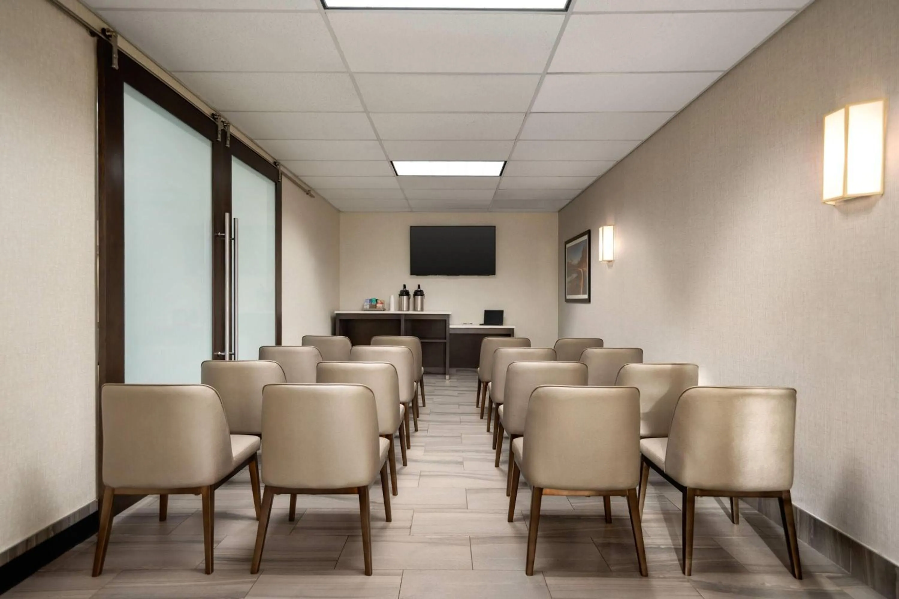 Meeting/conference room in La Quinta Inn by Wyndham Vancouver Airport