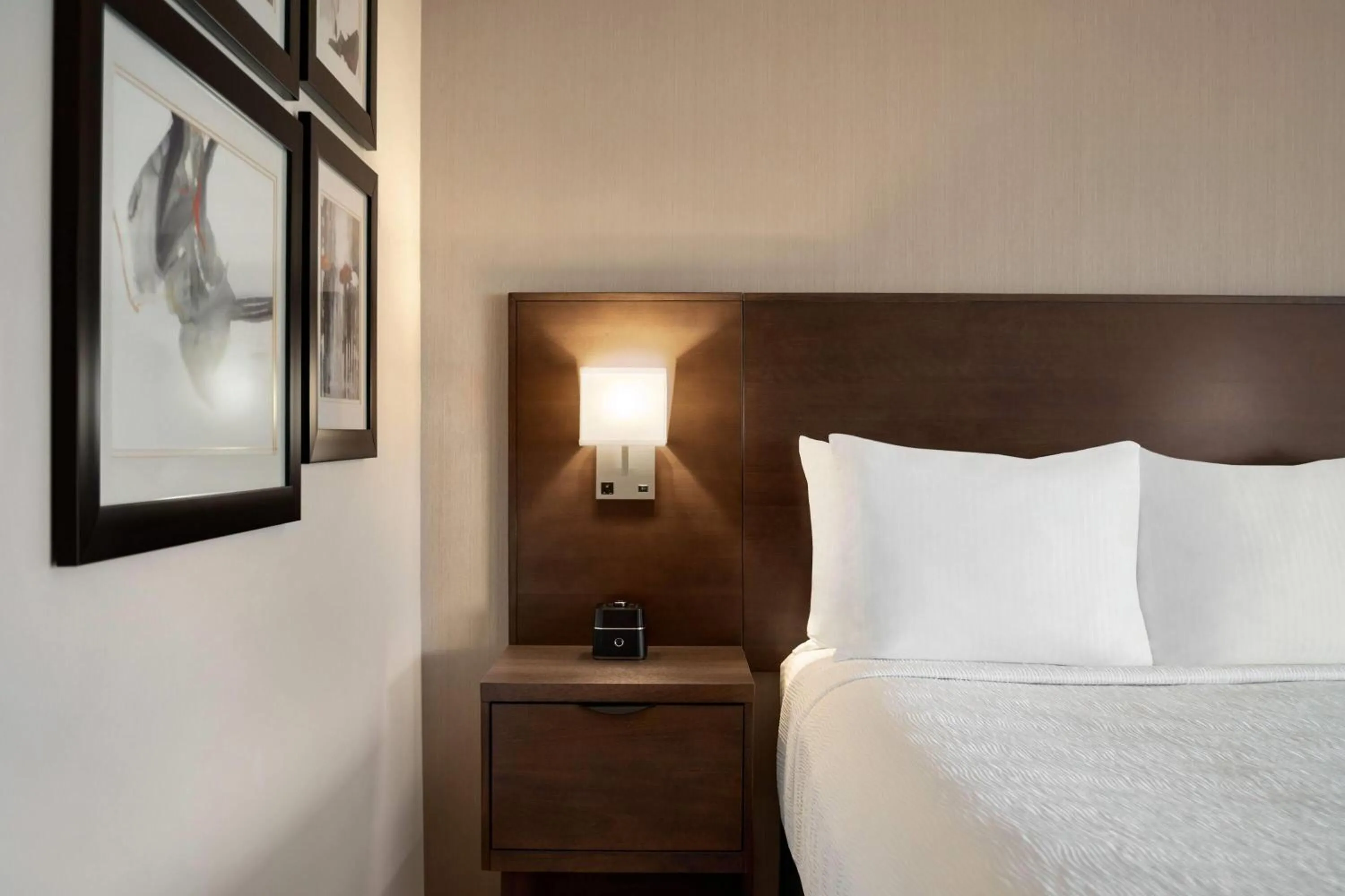 Photo of the whole room, Bed in La Quinta Inn by Wyndham Vancouver Airport